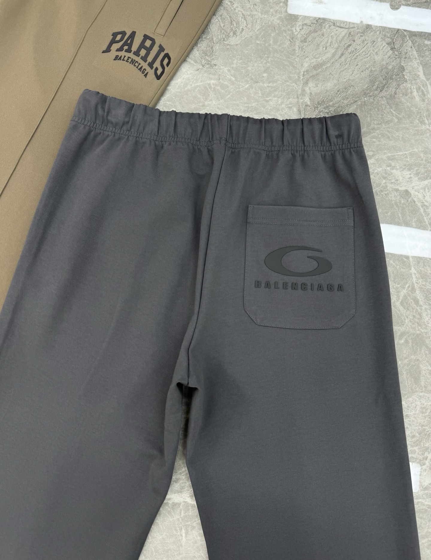 Balenciaga巴黎超级无敌大爆款驾到！立体直筒裤，立体修身设计，打造出清爽利落的休闲风格。配以品牌