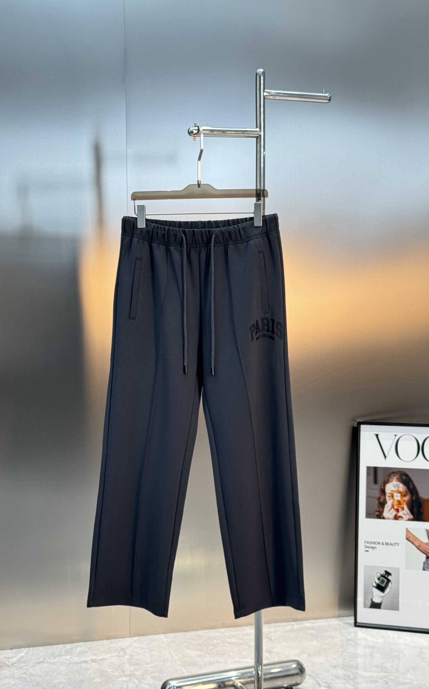 Balenciaga巴黎超级无敌大爆款驾到！立体直筒裤，立体修身设计，打造出清爽利落的休闲风格。配以品牌