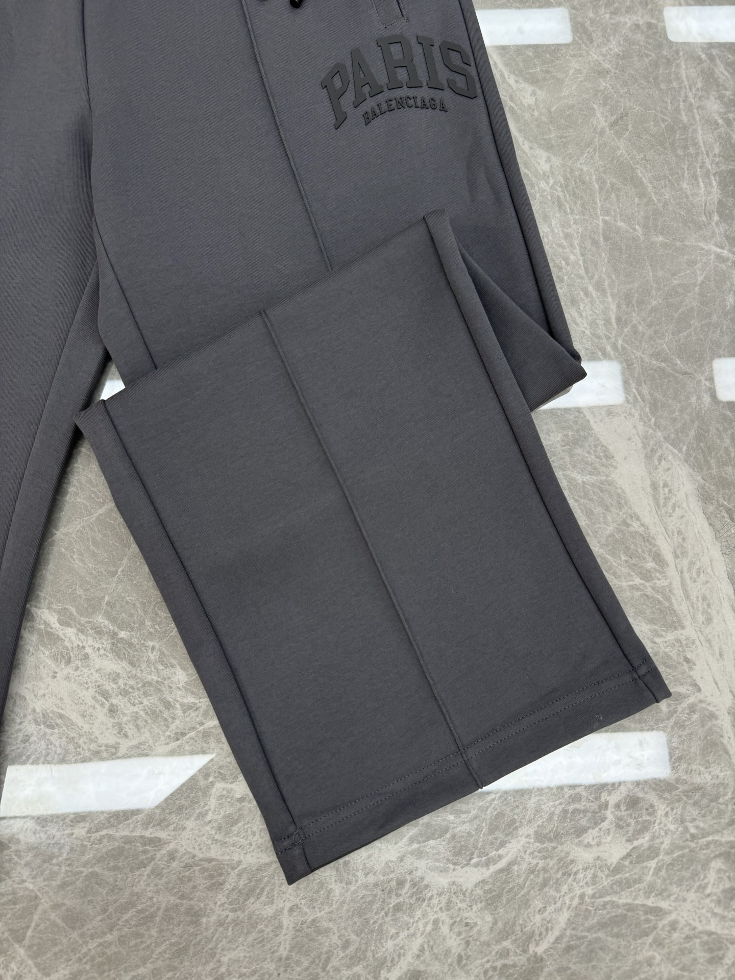 Balenciaga巴黎超级无敌大爆款驾到！立体直筒裤，立体修身设计，打造出清爽利落的休闲风格。配以品牌