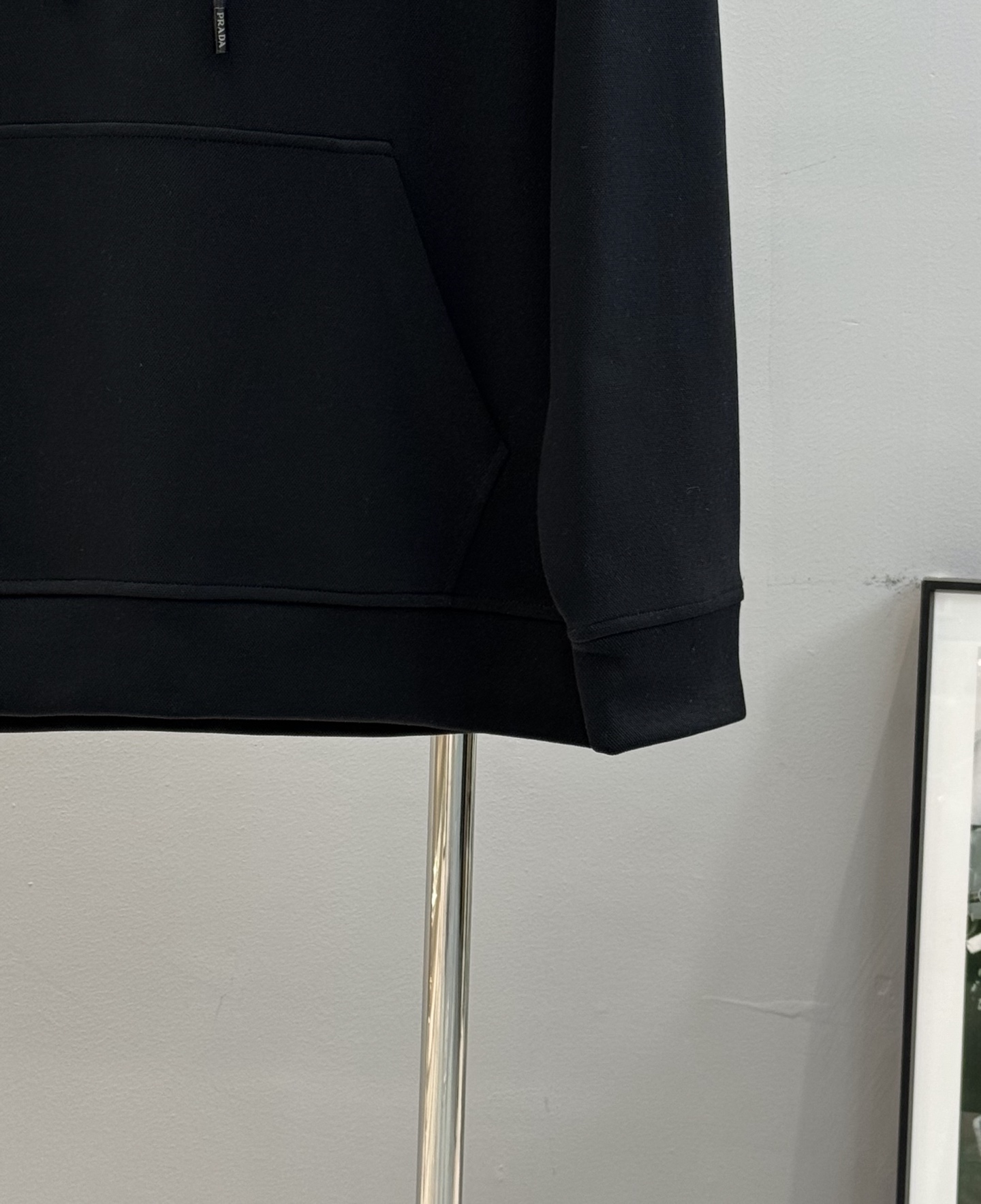 Prada普拉达25s新款连帽卫衣，甄选超优质天丝面料.柔软有手感.穿着舒适又保暖。正面绿色荧光“PRA