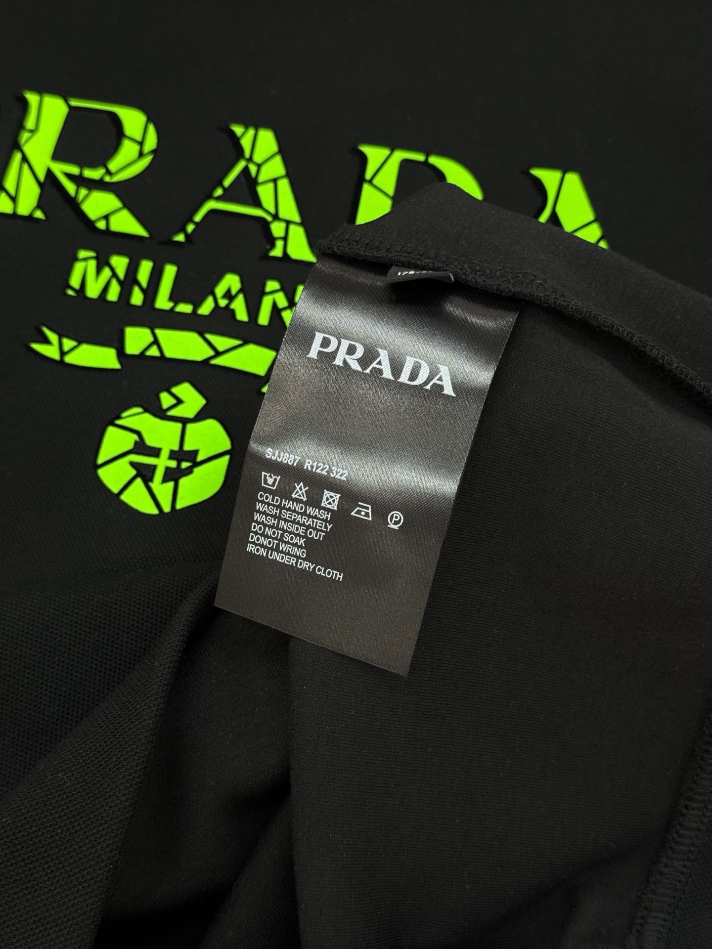 Prada普拉达25s新款连帽卫衣，甄选超优质天丝面料.柔软有手感.穿着舒适又保暖。正面绿色荧光“PRA