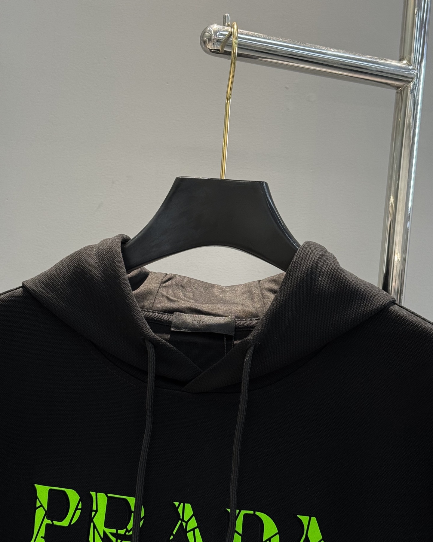 Prada普拉达25s新款连帽卫衣，甄选超优质天丝面料.柔软有手感.穿着舒适又保暖。正面绿色荧光“PRA