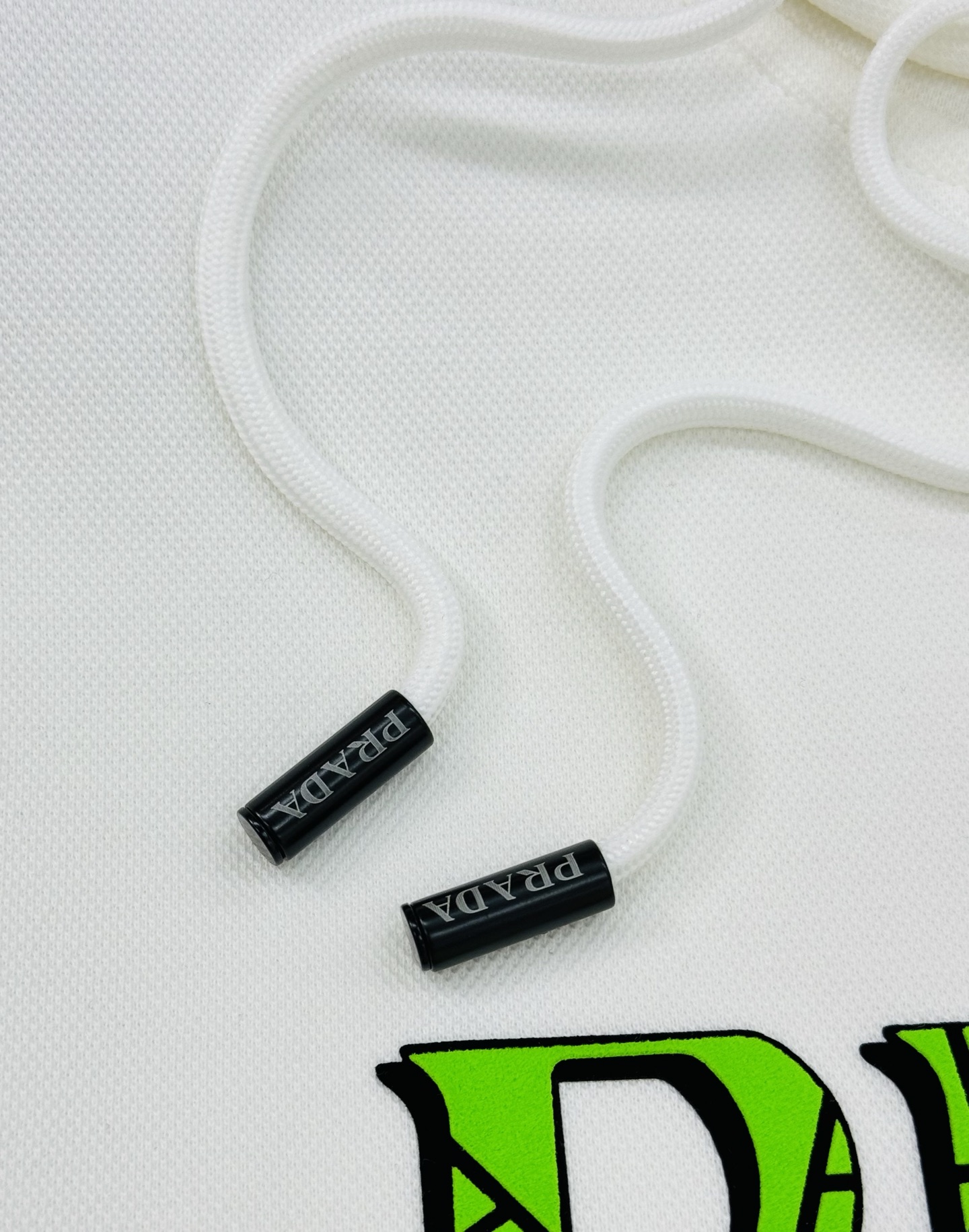 Prada普拉达25s新款连帽卫衣，甄选超优质天丝面料.柔软有手感.穿着舒适又保暖。正面绿色荧光“PRA