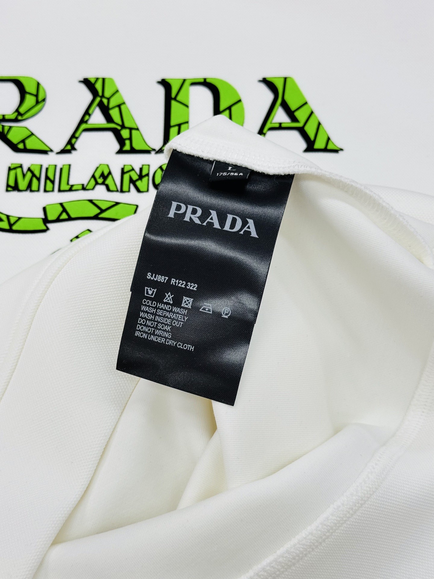 Prada普拉达25s新款连帽卫衣，甄选超优质天丝面料.柔软有手感.穿着舒适又保暖。正面绿色荧光“PRA