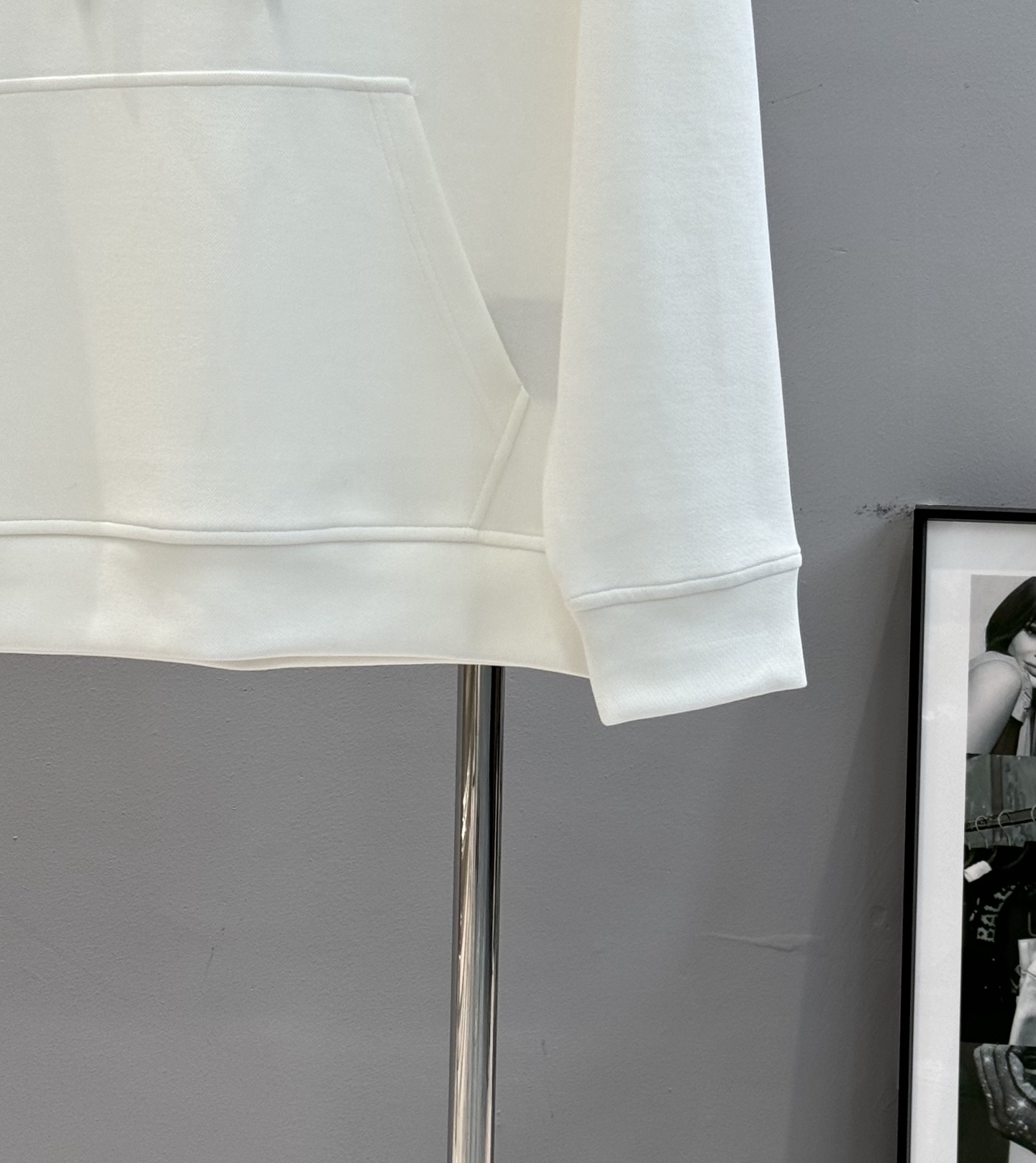 Prada普拉达25s新款连帽卫衣，甄选超优质天丝面料.柔软有手感.穿着舒适又保暖。正面绿色荧光“PRA