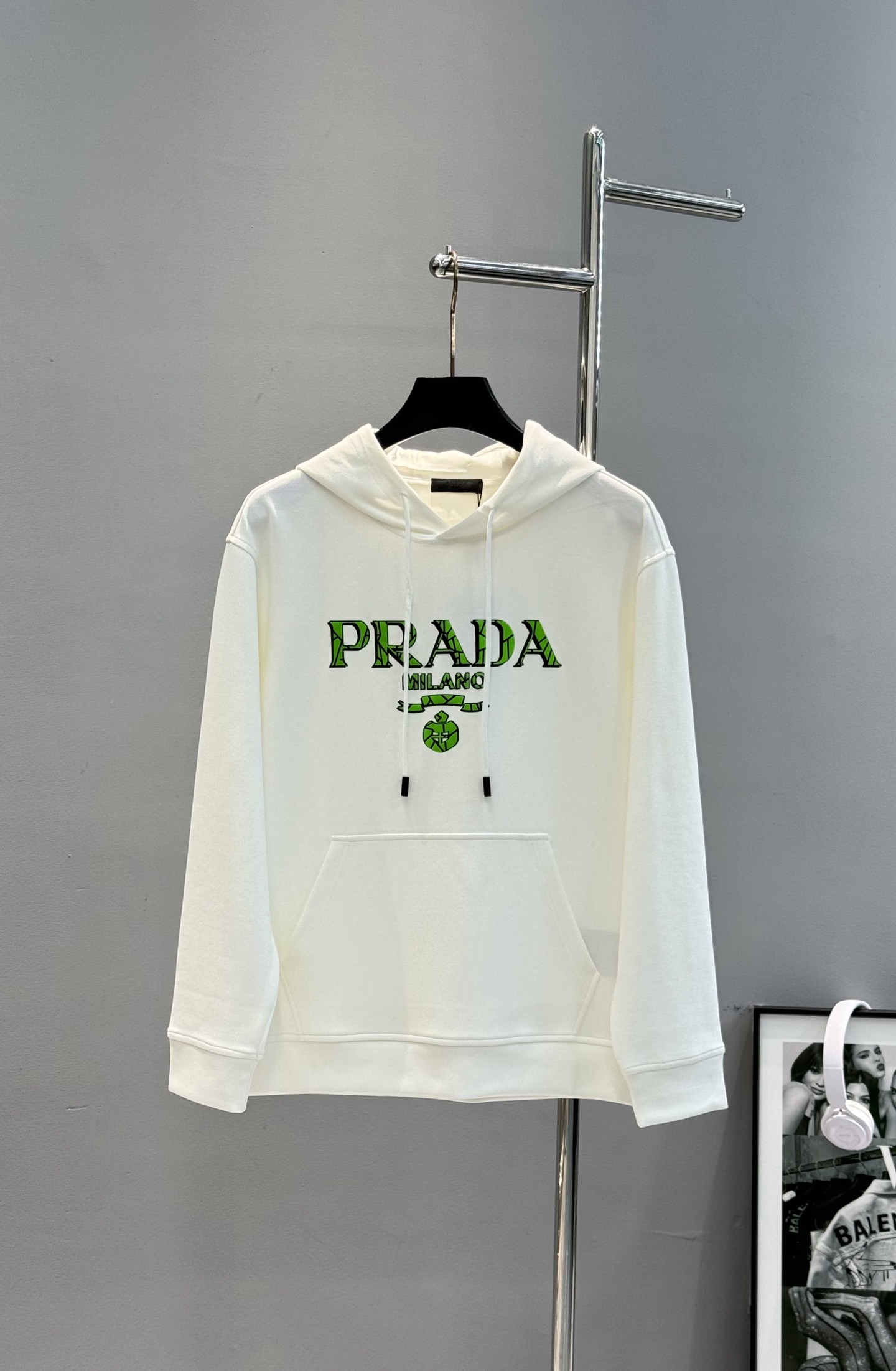 Prada普拉达25s新款连帽卫衣，甄选超优质天丝面料.柔软有手感.穿着舒适又保暖。正面绿色荧光“PRA
