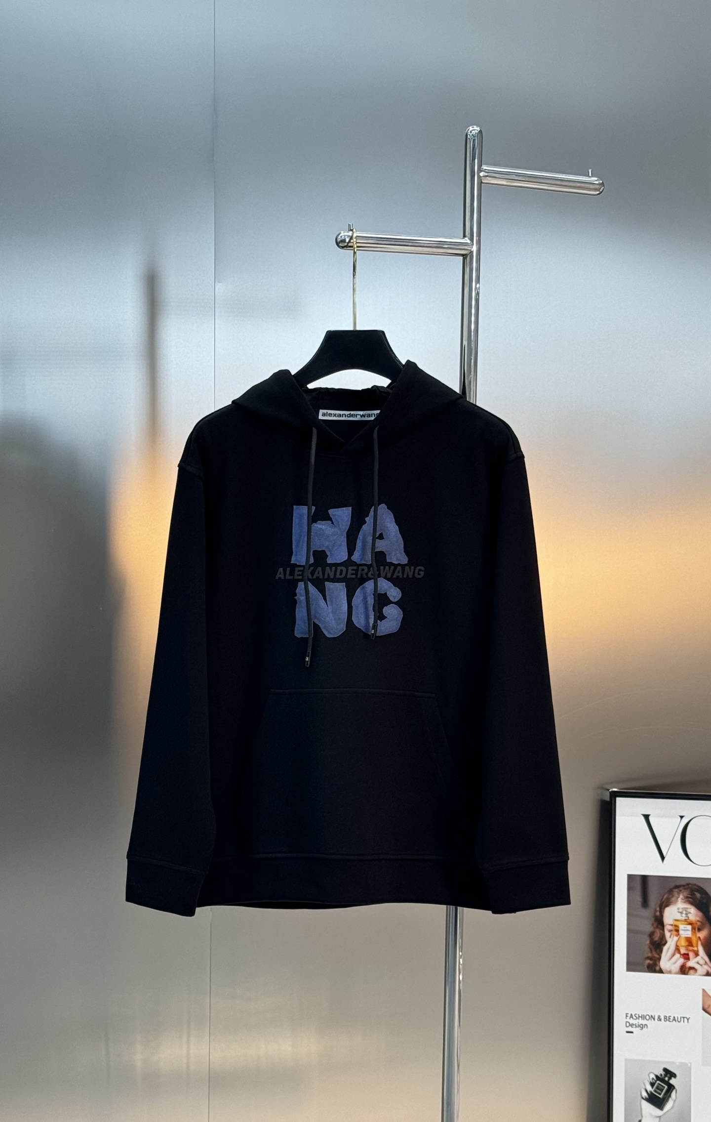 Alexander Wang亚历山大王新款连帽卫衣，正面品牌字母高温印花，简约又有辨识度计。高品质棉料，