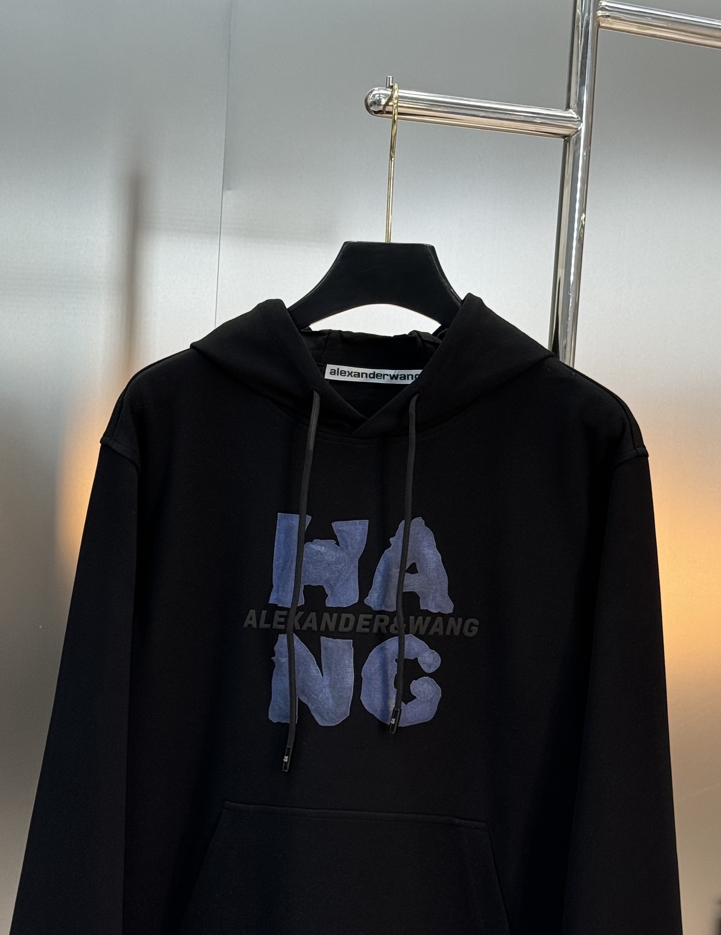 Alexander Wang亚历山大王新款连帽卫衣，正面品牌字母高温印花，简约又有辨识度计。高品质棉料，