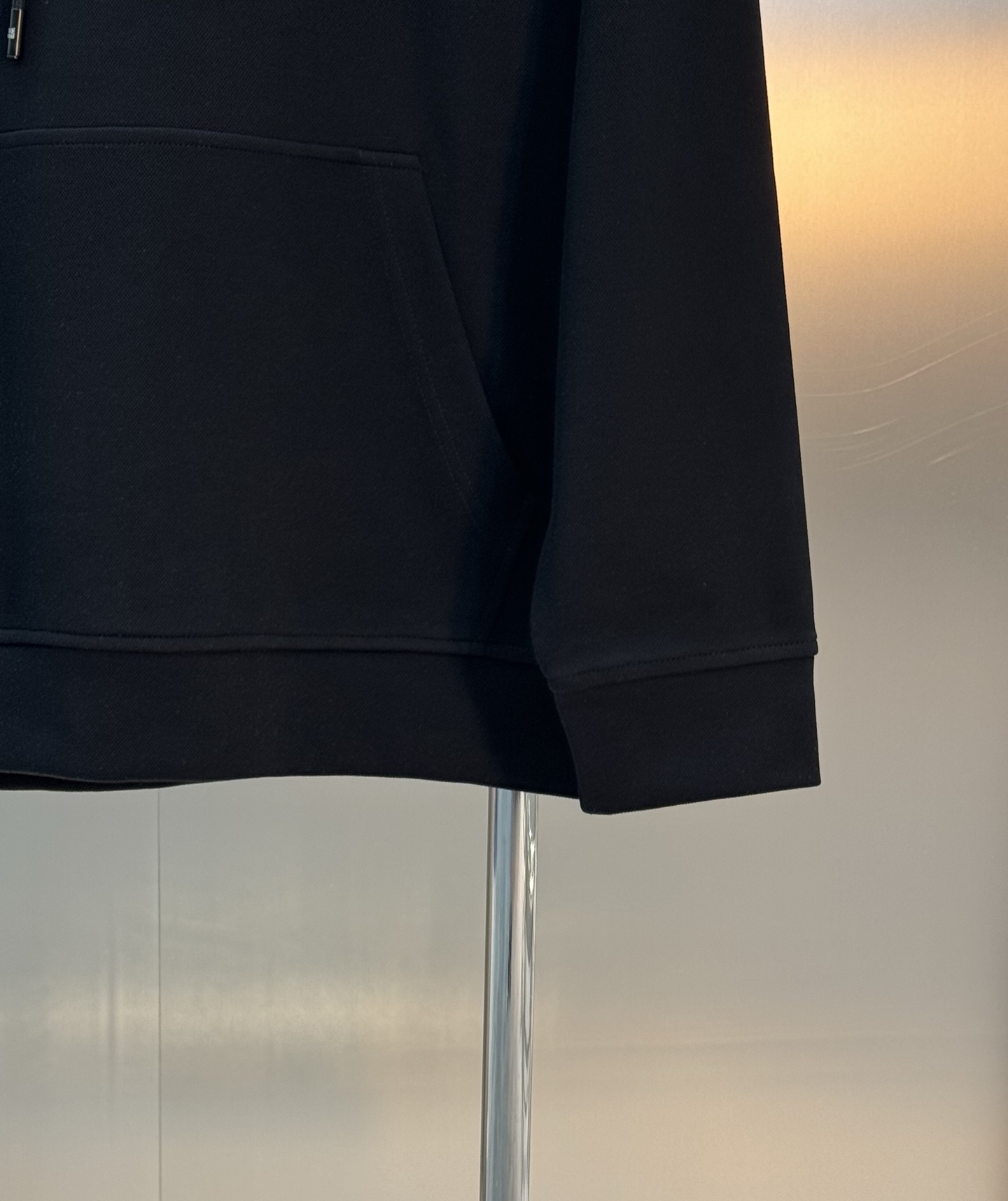 Alexander Wang亚历山大王新款连帽卫衣，正面品牌字母高温印花，简约又有辨识度计。高品质棉料，