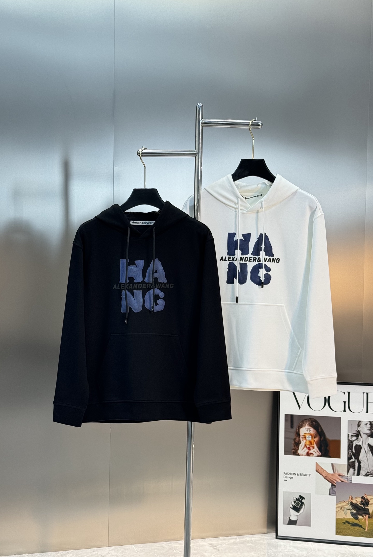 Alexander Wang亚历山大王新款连帽卫衣，正面品牌字母高温印花，简约又有辨识度计。高品质棉料，