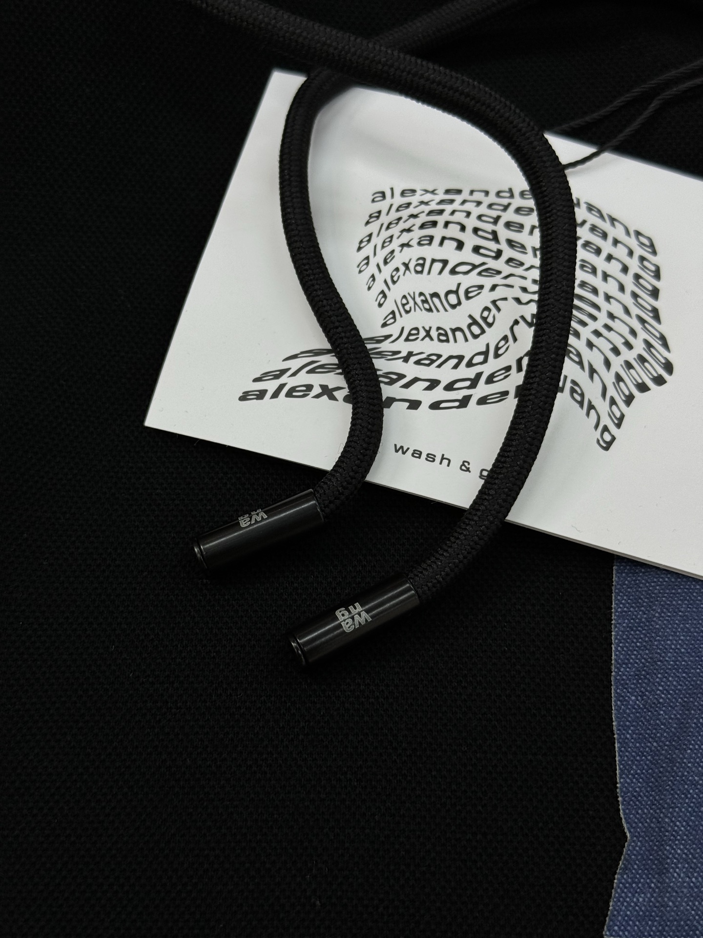 Alexander Wang亚历山大王新款连帽卫衣，正面品牌字母高温印花，简约又有辨识度计。高品质棉料，