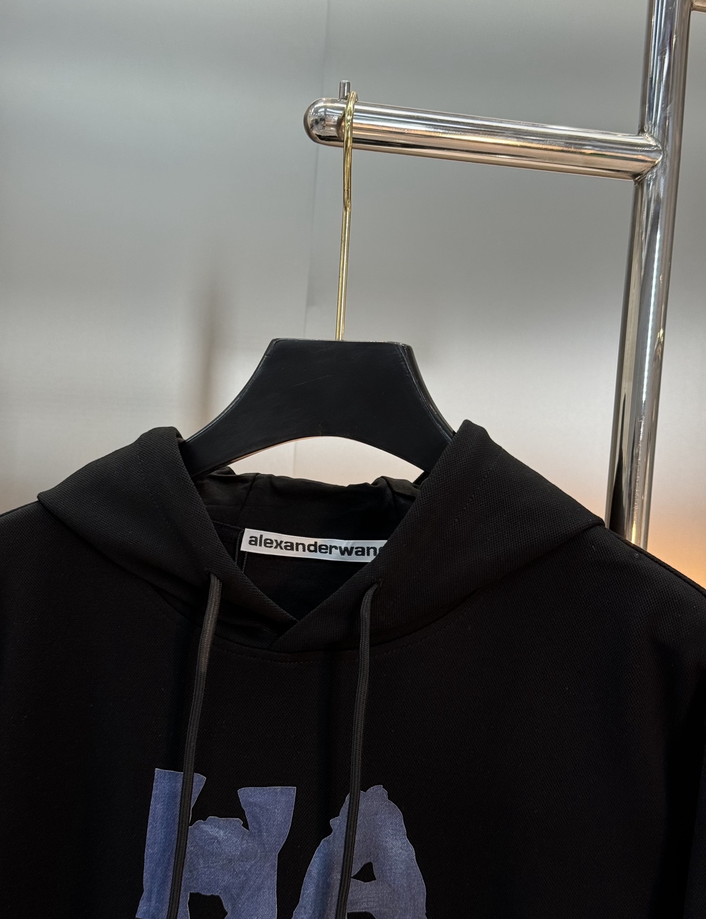 Alexander Wang亚历山大王新款连帽卫衣，正面品牌字母高温印花，简约又有辨识度计。高品质棉料，