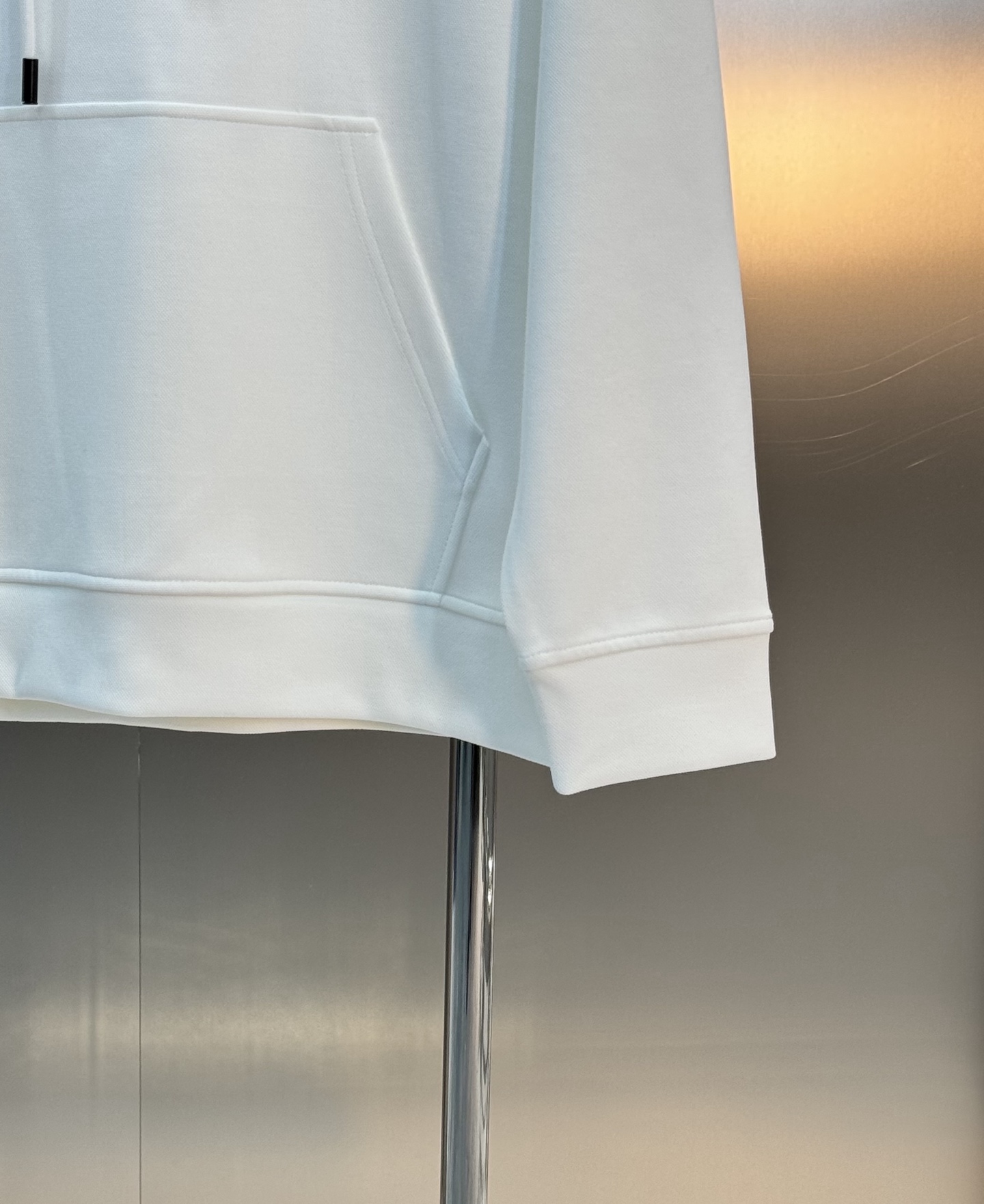 Alexander Wang亚历山大王新款连帽卫衣，正面品牌字母高温印花，简约又有辨识度计。高品质棉料，