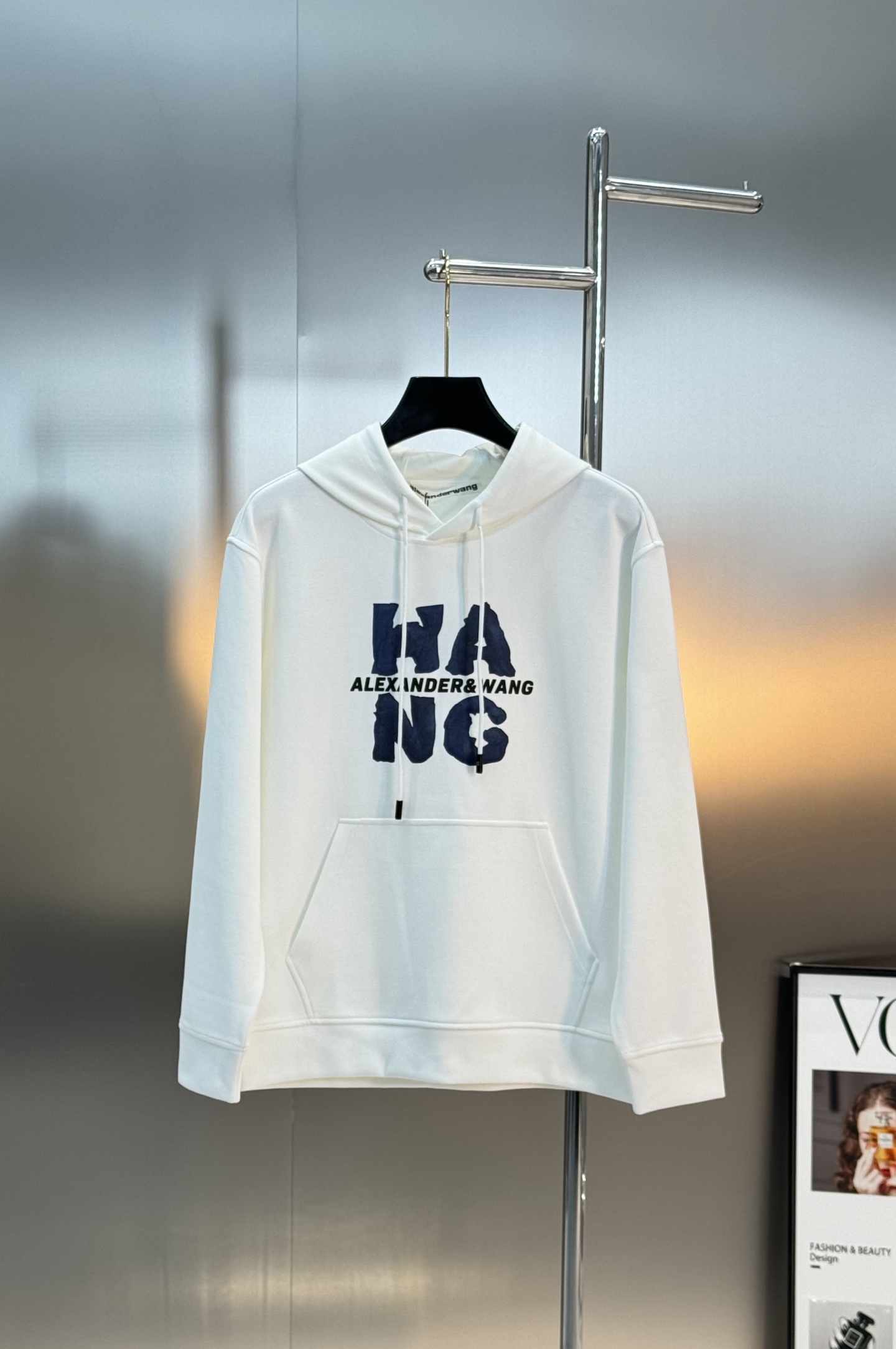 Alexander Wang亚历山大王新款连帽卫衣，正面品牌字母高温印花，简约又有辨识度计。高品质棉料，
