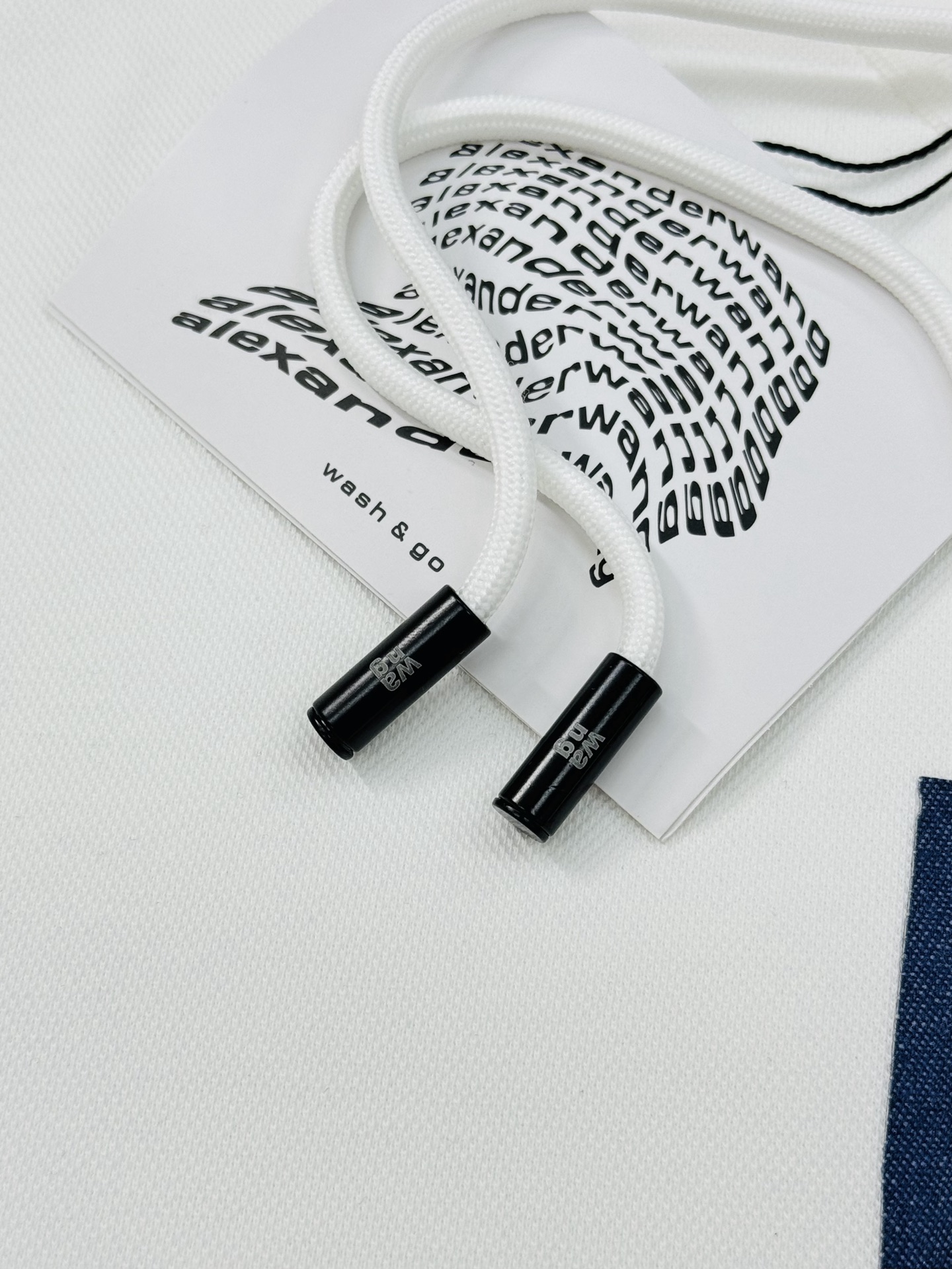 Alexander Wang亚历山大王新款连帽卫衣，正面品牌字母高温印花，简约又有辨识度计。高品质棉料，