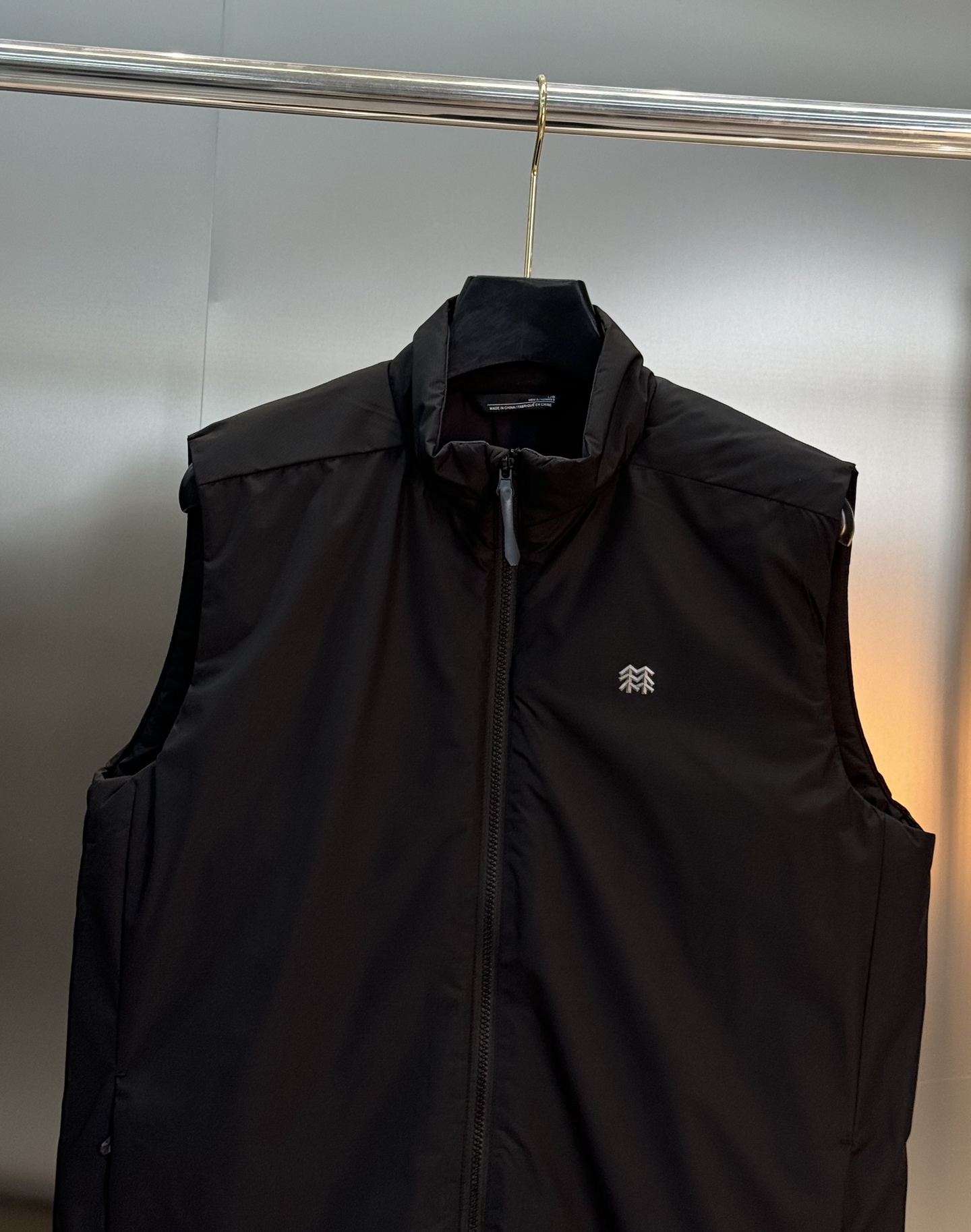 KOLON SPORT 可隆25s新款棉马甲. 这款马甲采用Primaloft®P棉填充，轻薄又保暖，防