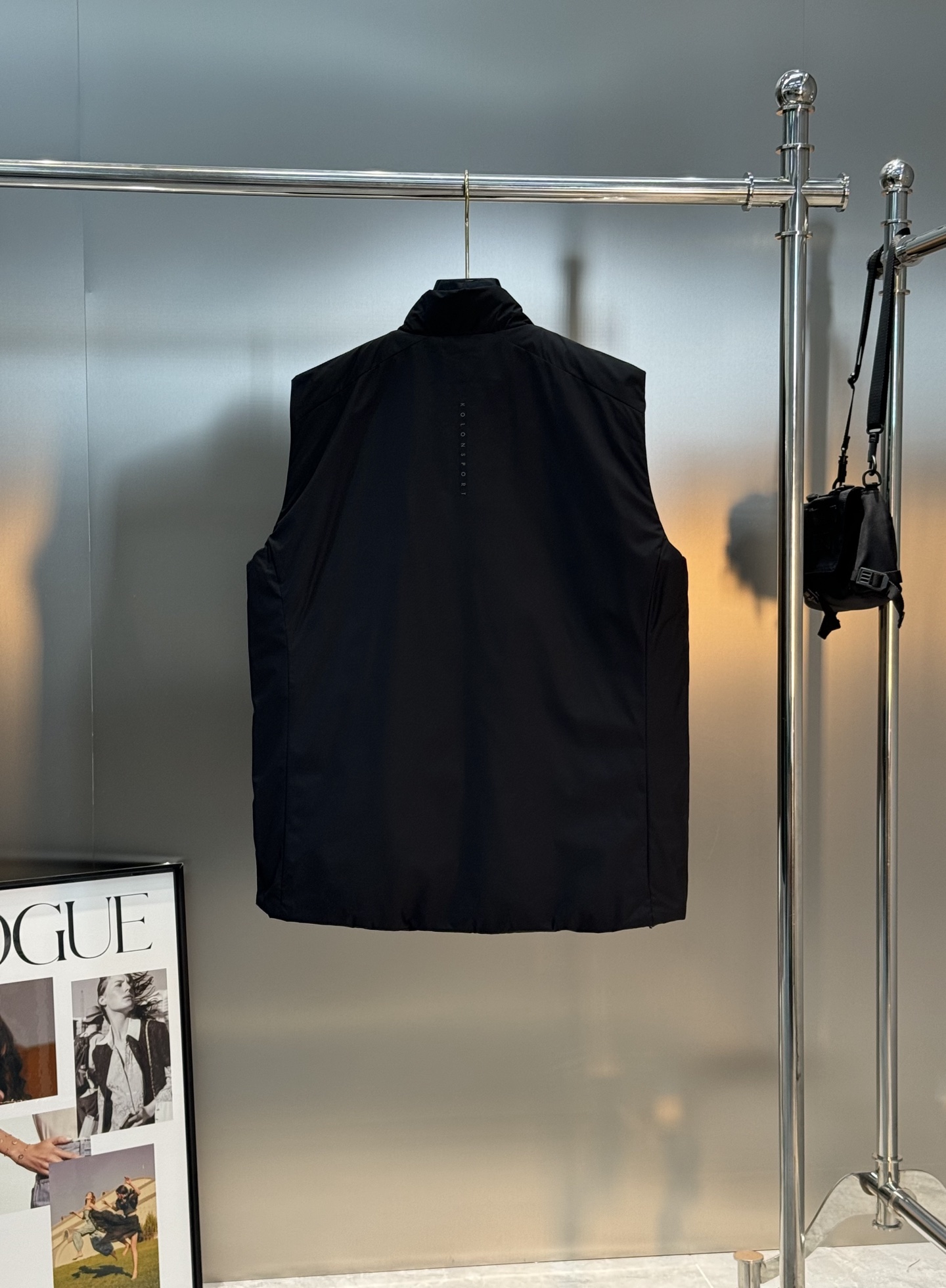 KOLON SPORT 可隆25s新款棉马甲. 这款马甲采用Primaloft®P棉填充，轻薄又保暖，防