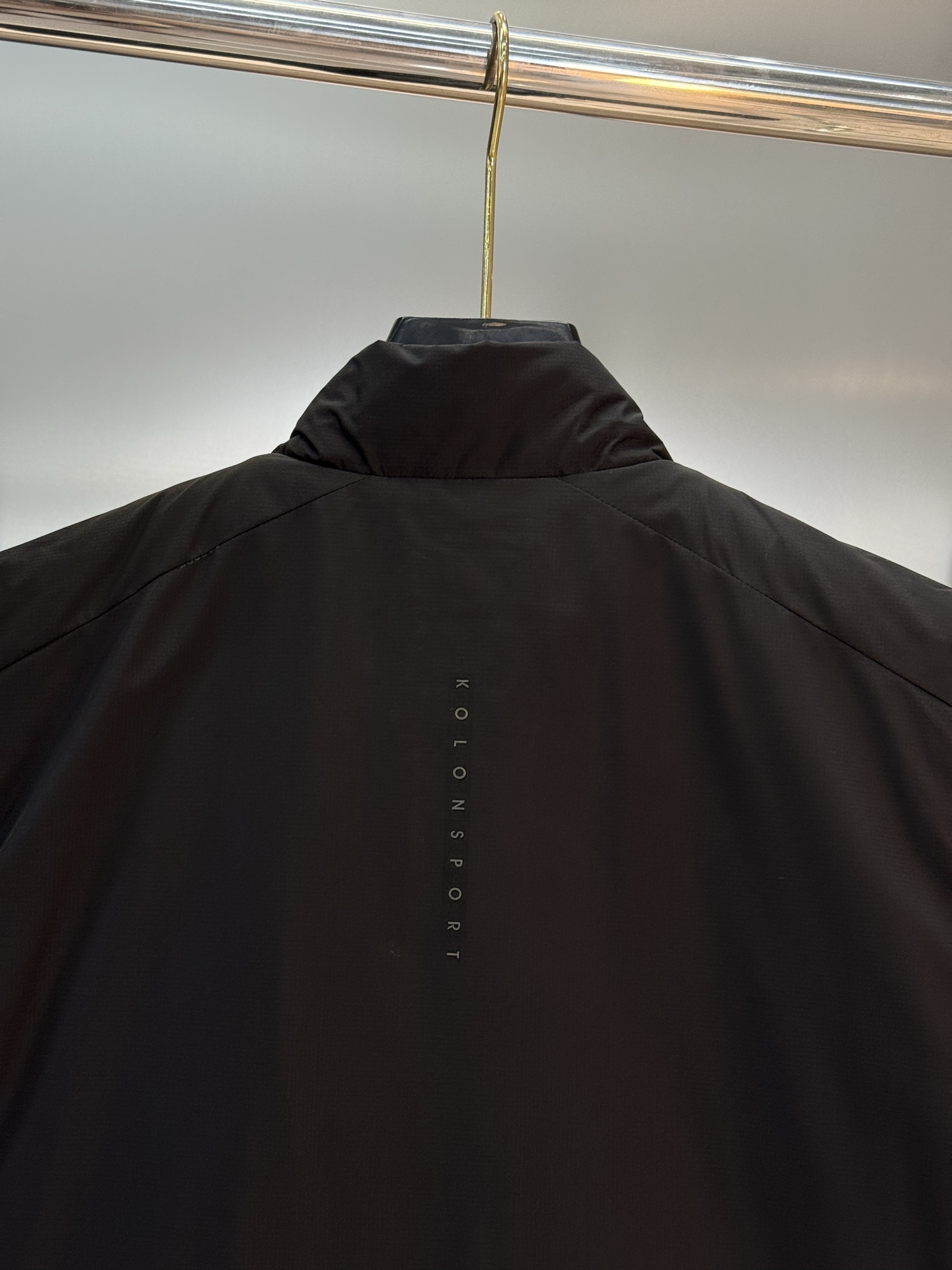 KOLON SPORT 可隆25s新款棉马甲. 这款马甲采用Primaloft®P棉填充，轻薄又保暖，防