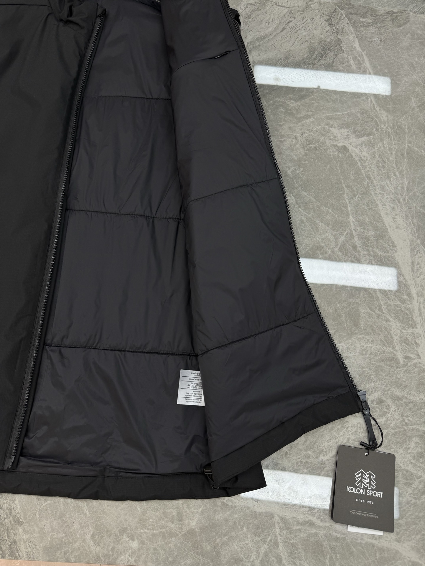 KOLON SPORT 可隆25s新款棉马甲. 这款马甲采用Primaloft®P棉填充，轻薄又保暖，防