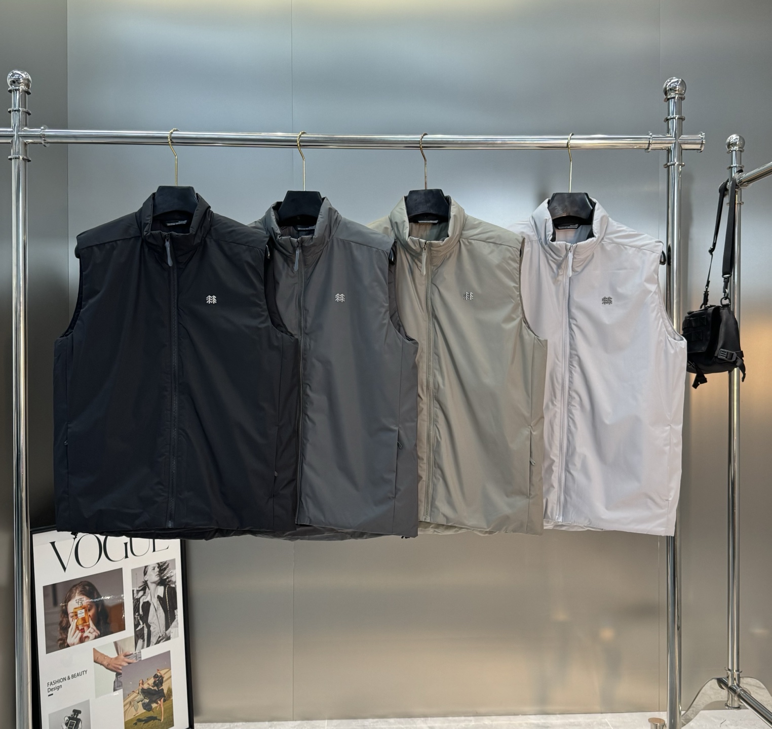 KOLON SPORT 可隆25s新款棉马甲. 这款马甲采用Primaloft®P棉填充，轻薄又保暖，防