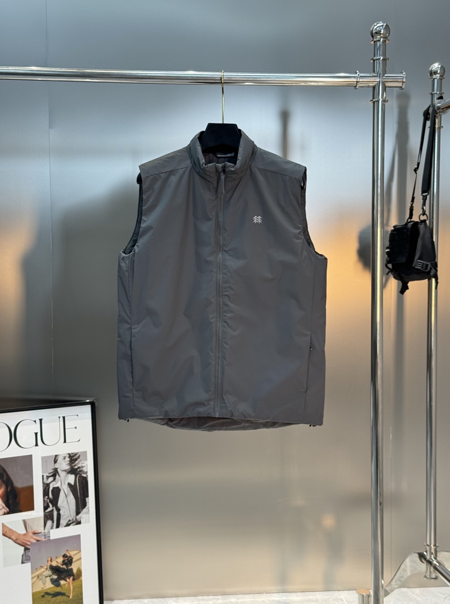 KOLON SPORT 可隆25s新款棉马甲. 这款马甲采用Primaloft®P棉填充，轻薄又保暖，防