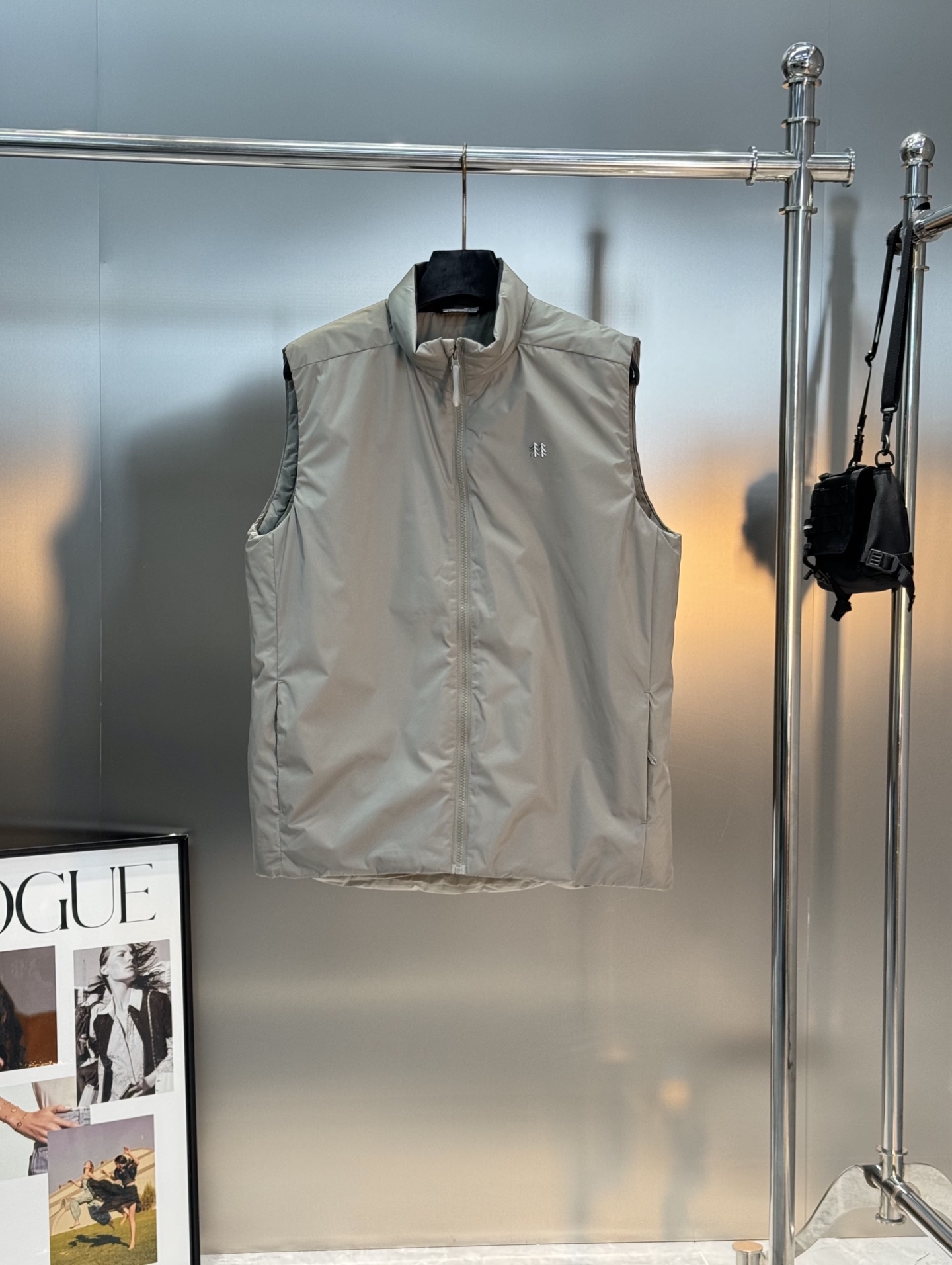 KOLON SPORT 可隆25s新款棉马甲. 这款马甲采用Primaloft®P棉填充，轻薄又保暖，防