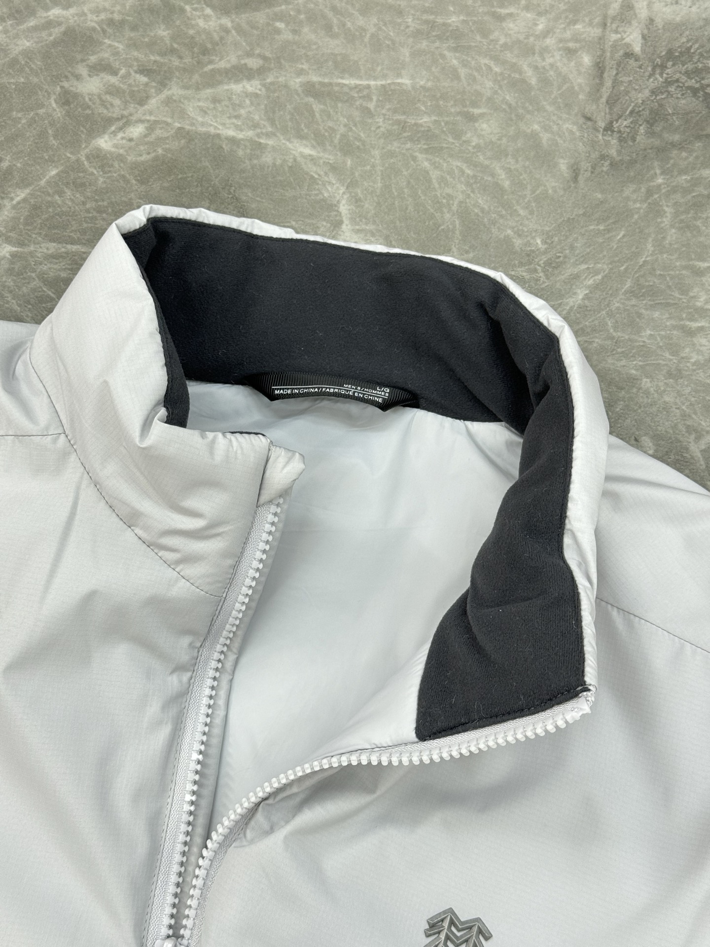 KOLON SPORT 可隆25s新款棉马甲. 这款马甲采用Primaloft®P棉填充，轻薄又保暖，防