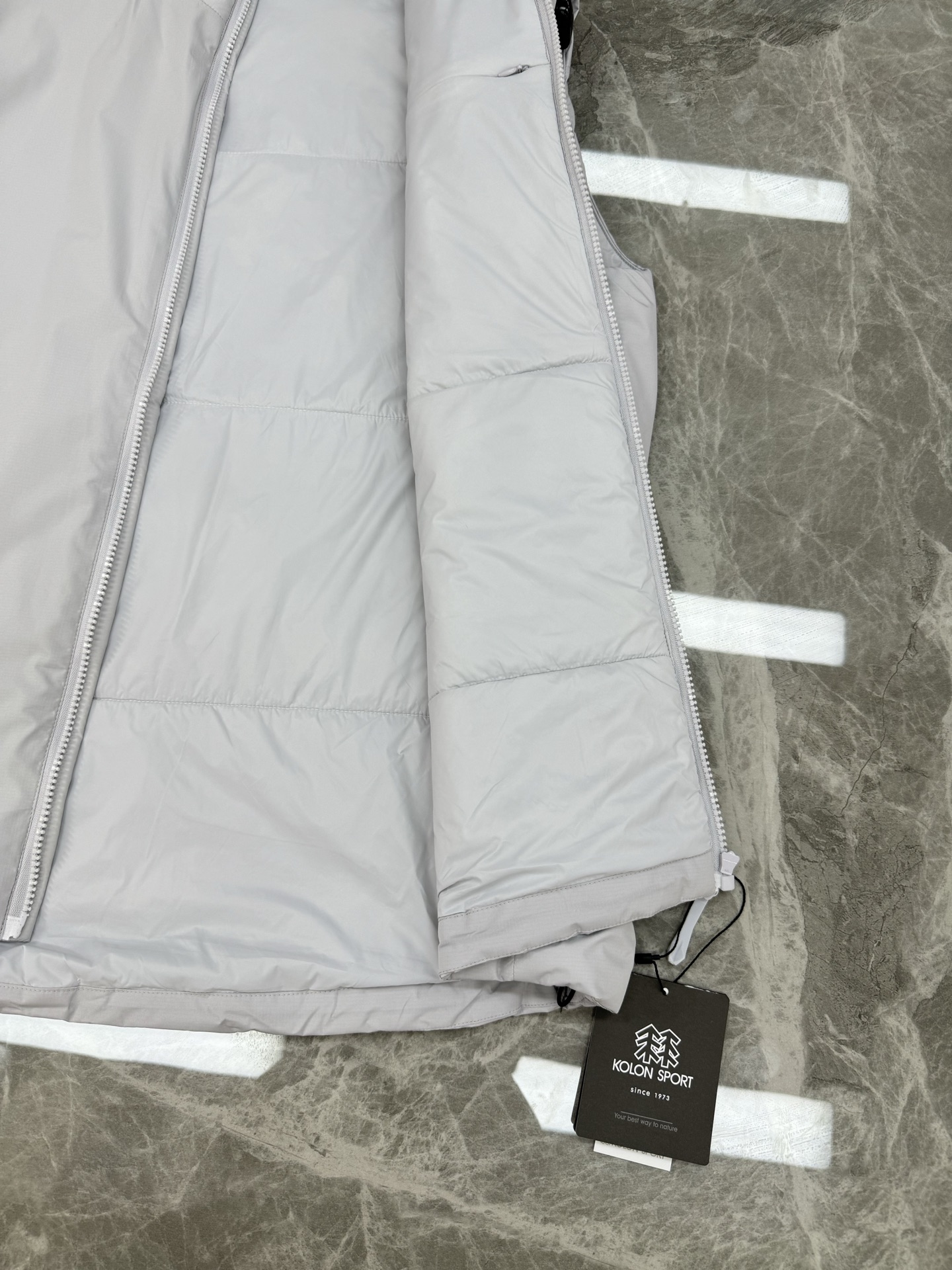 KOLON SPORT 可隆25s新款棉马甲. 这款马甲采用Primaloft®P棉填充，轻薄又保暖，防