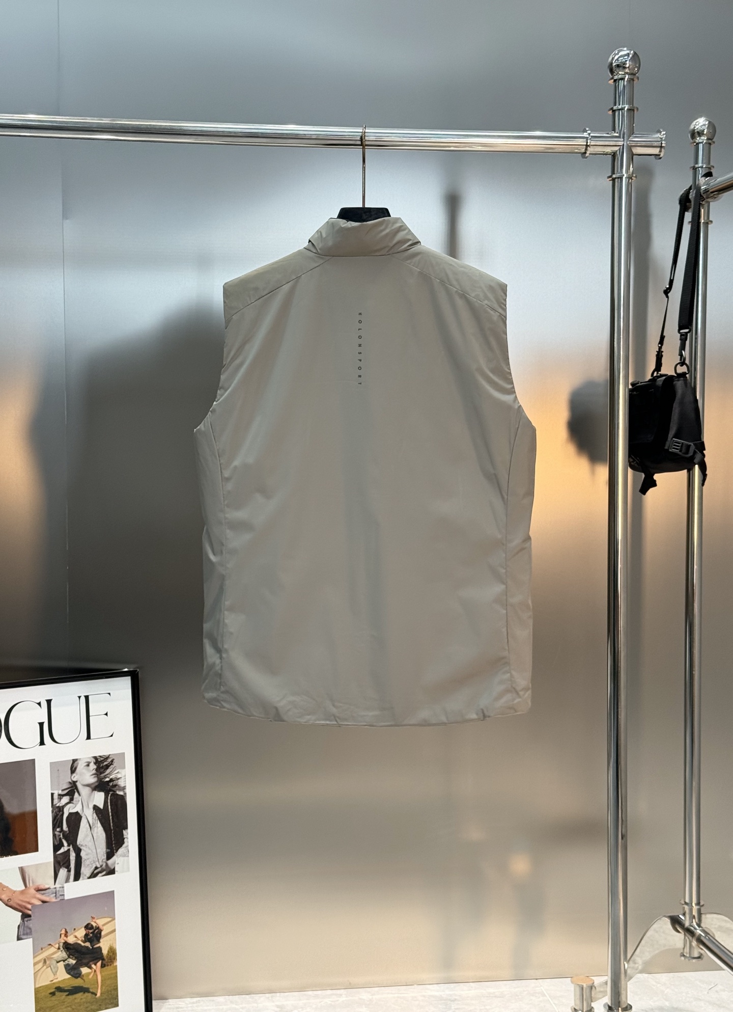 KOLON SPORT 可隆25s新款棉马甲. 这款马甲采用Primaloft®P棉填充，轻薄又保暖，防