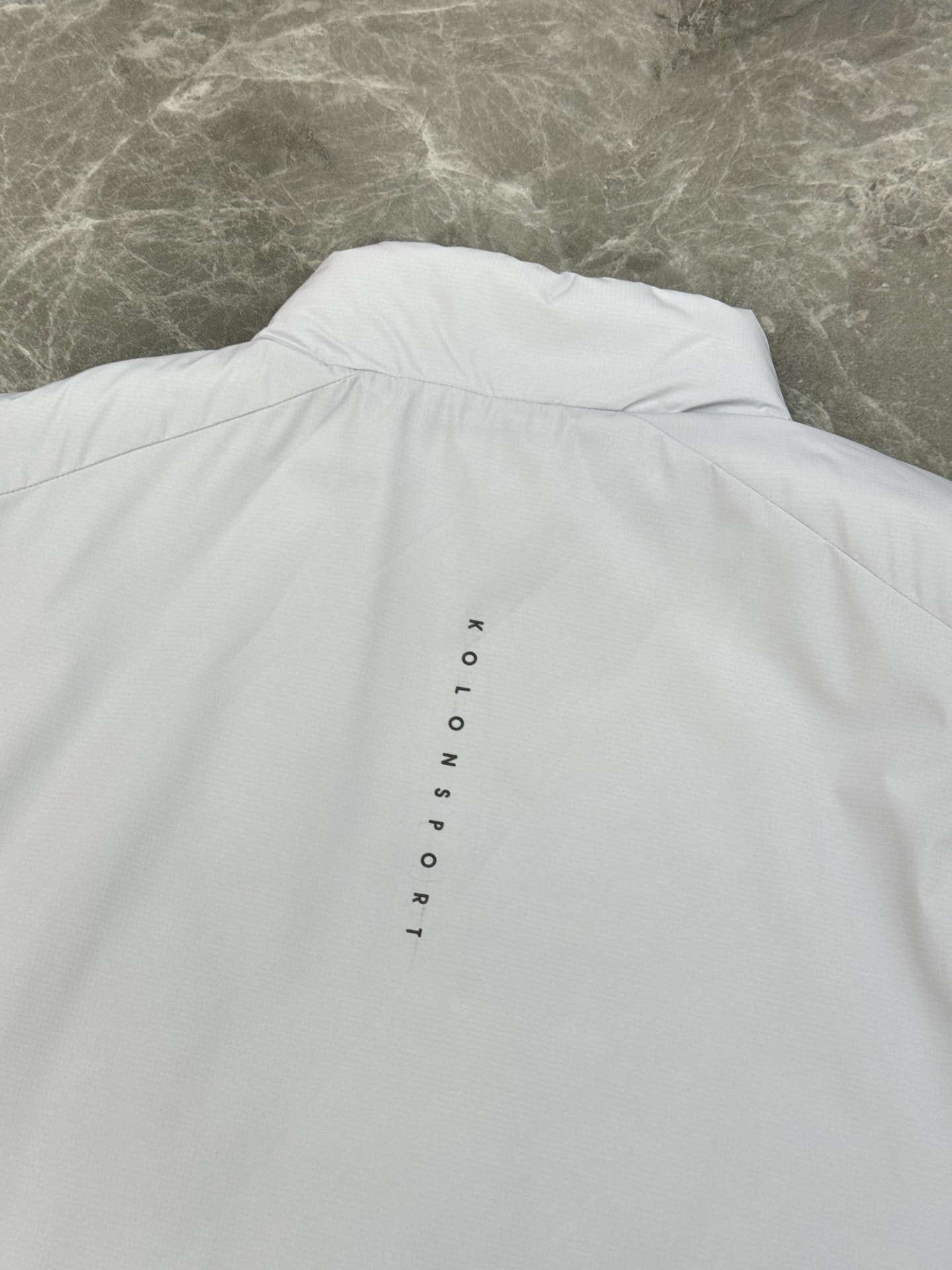 KOLON SPORT 可隆25s新款棉马甲. 这款马甲采用Primaloft®P棉填充，轻薄又保暖，防