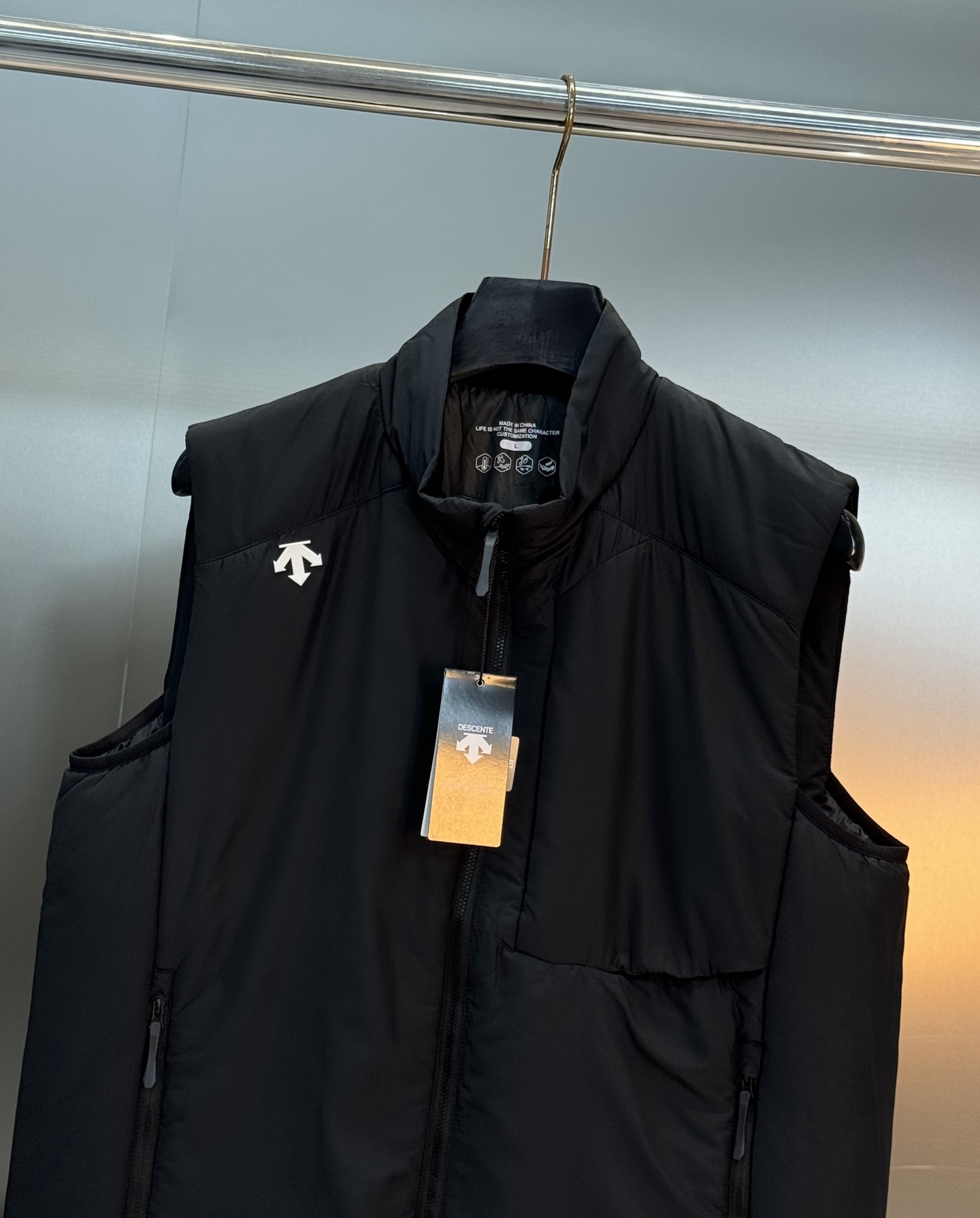 DESCENTE迪桑特25s新款棉马甲，采用Primaloft®P棉填充，轻薄保暖又透气，防风防泼水，四