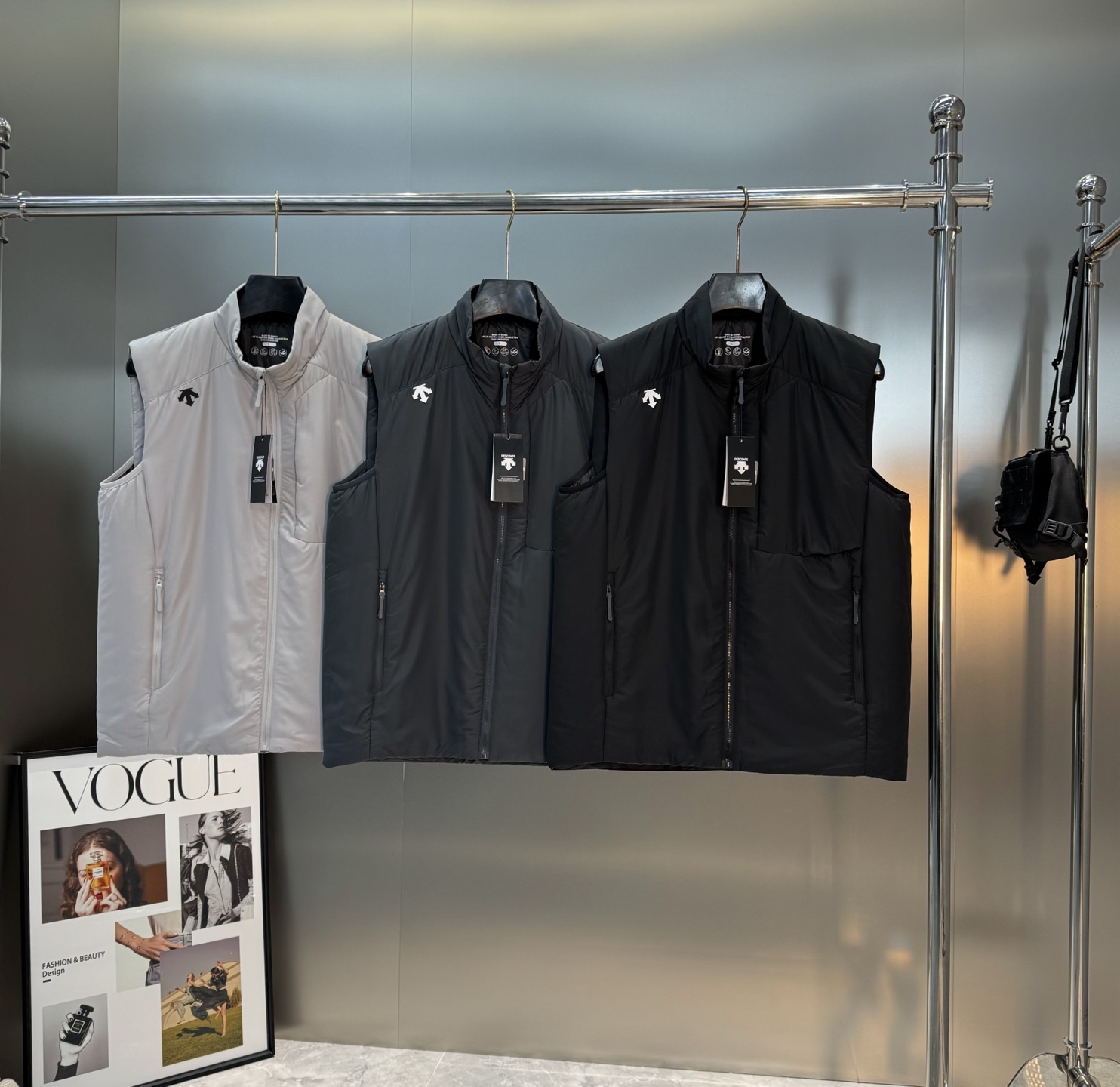 DESCENTE迪桑特25s新款棉马甲，采用Primaloft®P棉填充，轻薄保暖又透气，防风防泼水，四