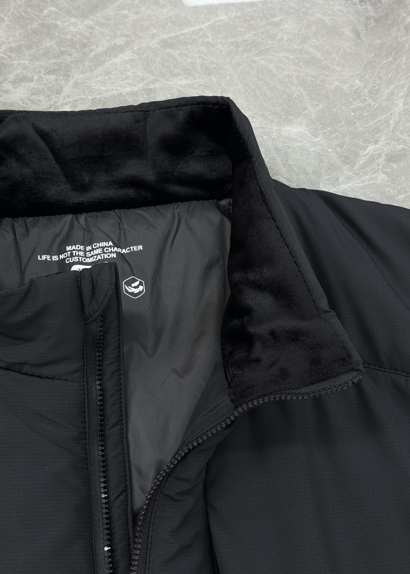 DESCENTE迪桑特25s新款棉马甲，采用Primaloft®P棉填充，轻薄保暖又透气，防风防泼水，四