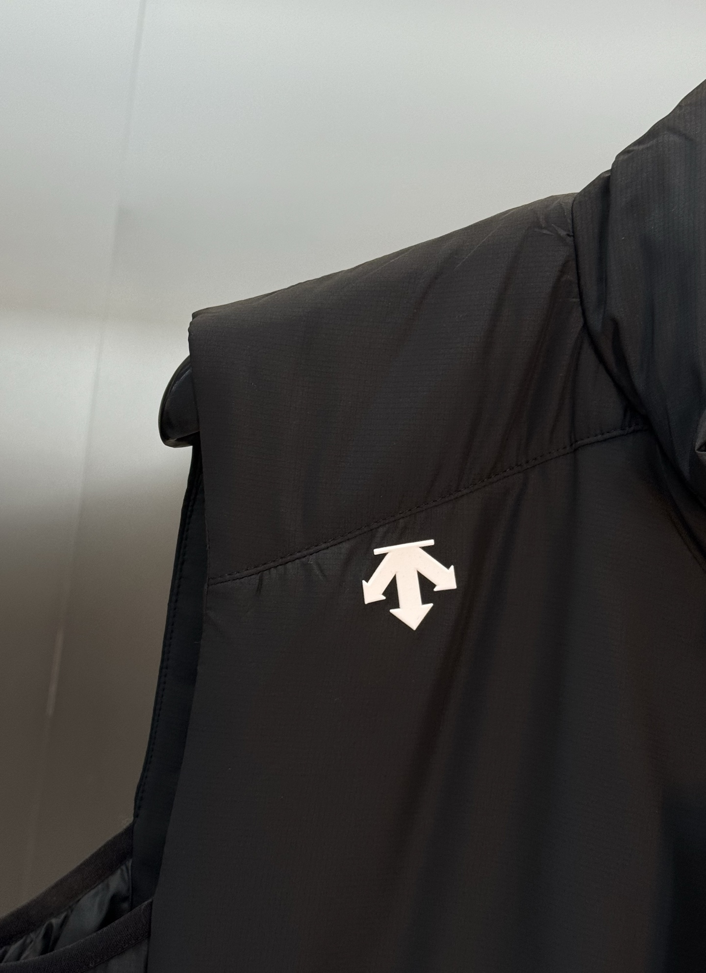 DESCENTE迪桑特25s新款棉马甲，采用Primaloft®P棉填充，轻薄保暖又透气，防风防泼水，四