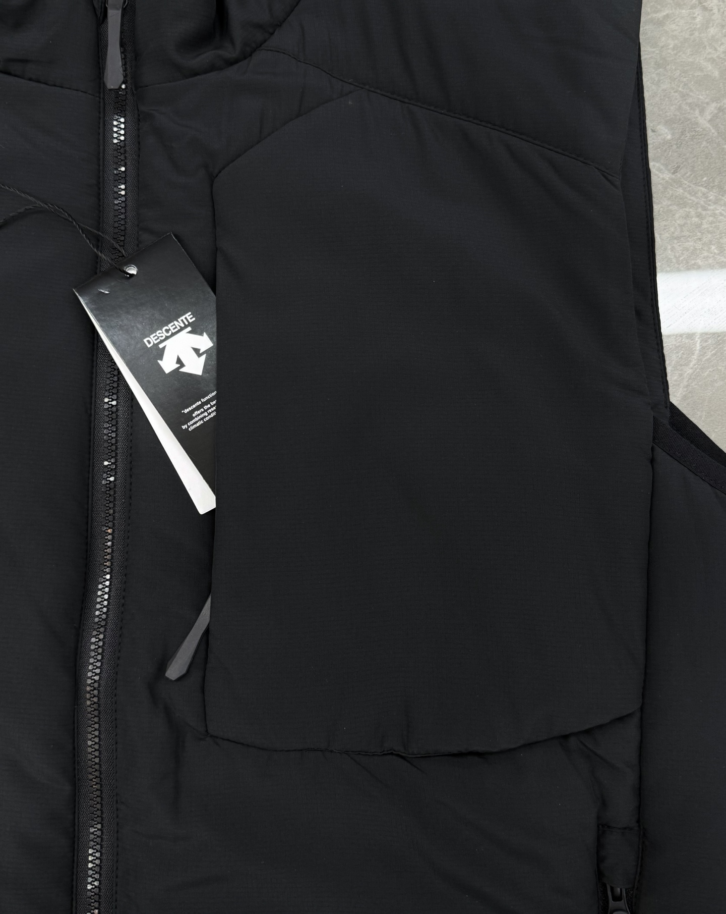 DESCENTE迪桑特25s新款棉马甲，采用Primaloft®P棉填充，轻薄保暖又透气，防风防泼水，四