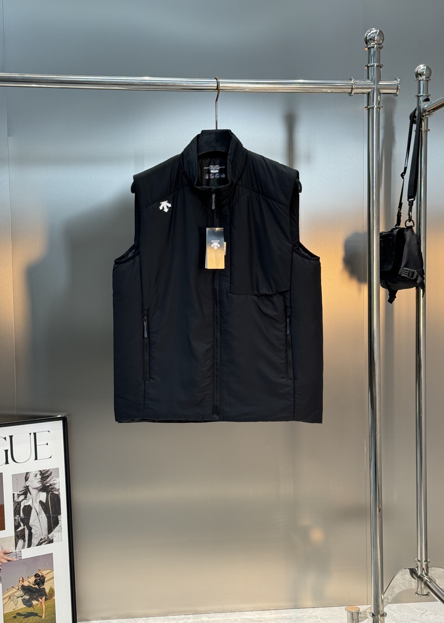 DESCENTE迪桑特25s新款棉马甲，采用Primaloft®P棉填充，轻薄保暖又透气，防风防泼水，四