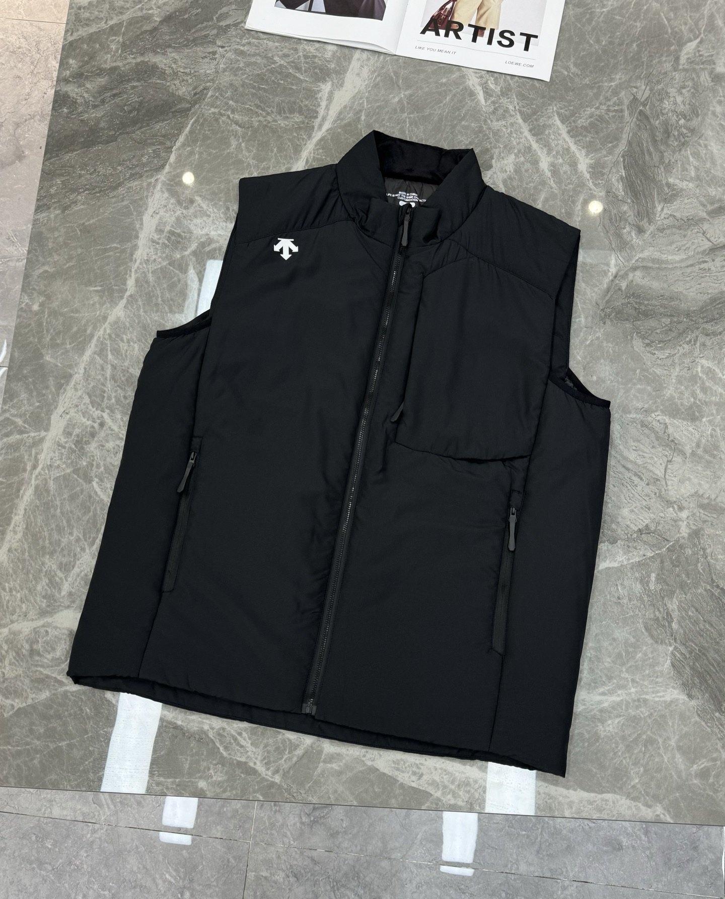 DESCENTE迪桑特25s新款棉马甲，采用Primaloft®P棉填充，轻薄保暖又透气，防风防泼水，四