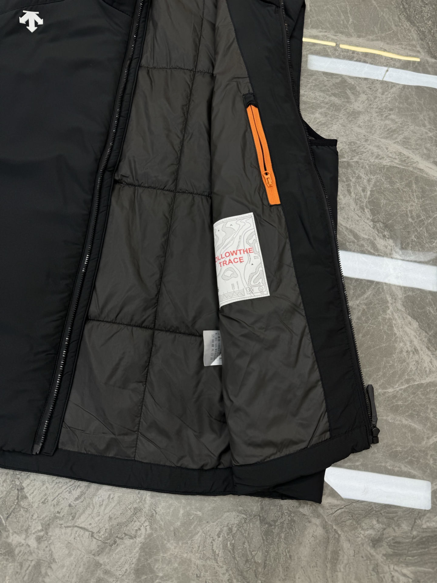 DESCENTE迪桑特25s新款棉马甲，采用Primaloft®P棉填充，轻薄保暖又透气，防风防泼水，四