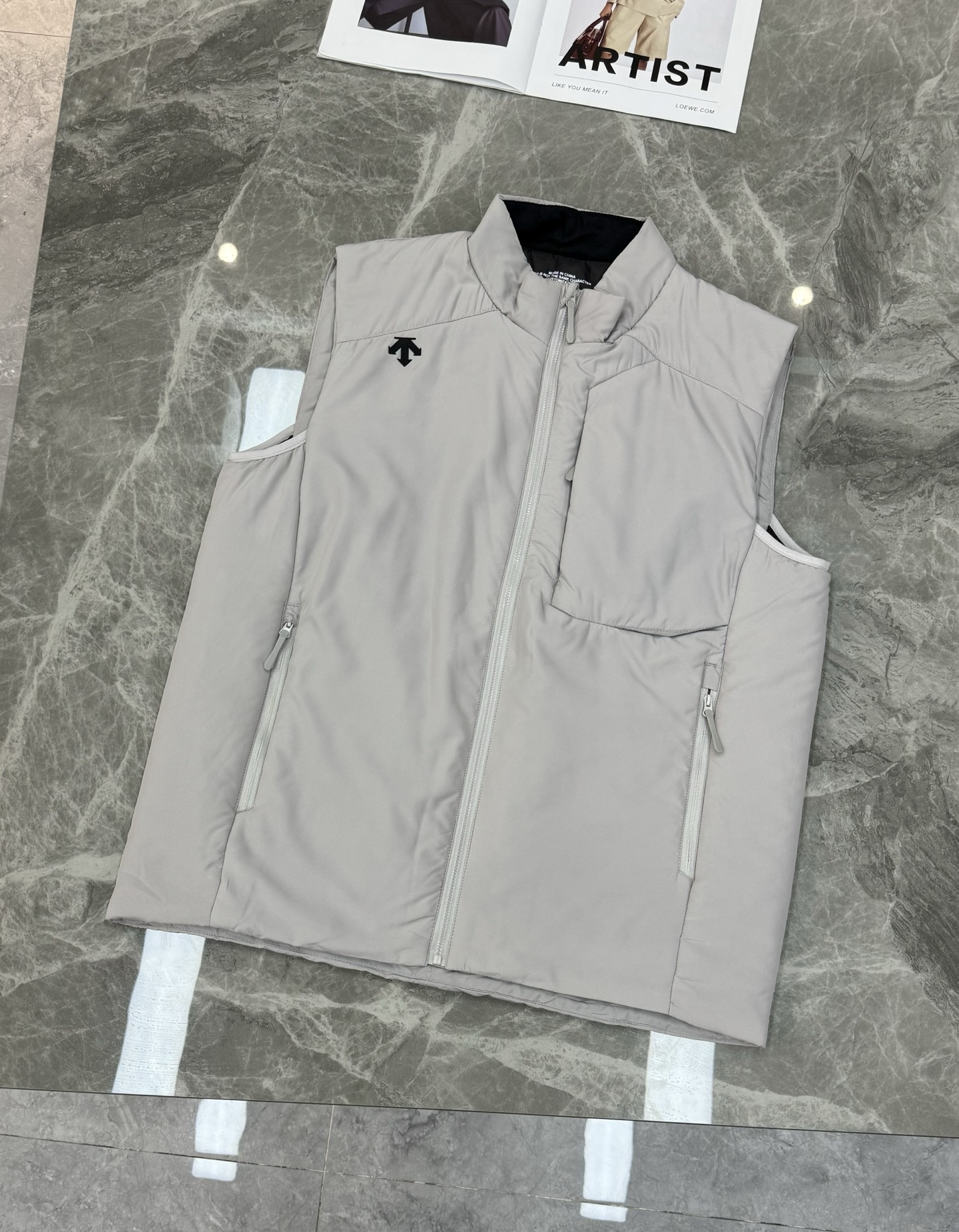 DESCENTE迪桑特25s新款棉马甲，采用Primaloft®P棉填充，轻薄保暖又透气，防风防泼水，四