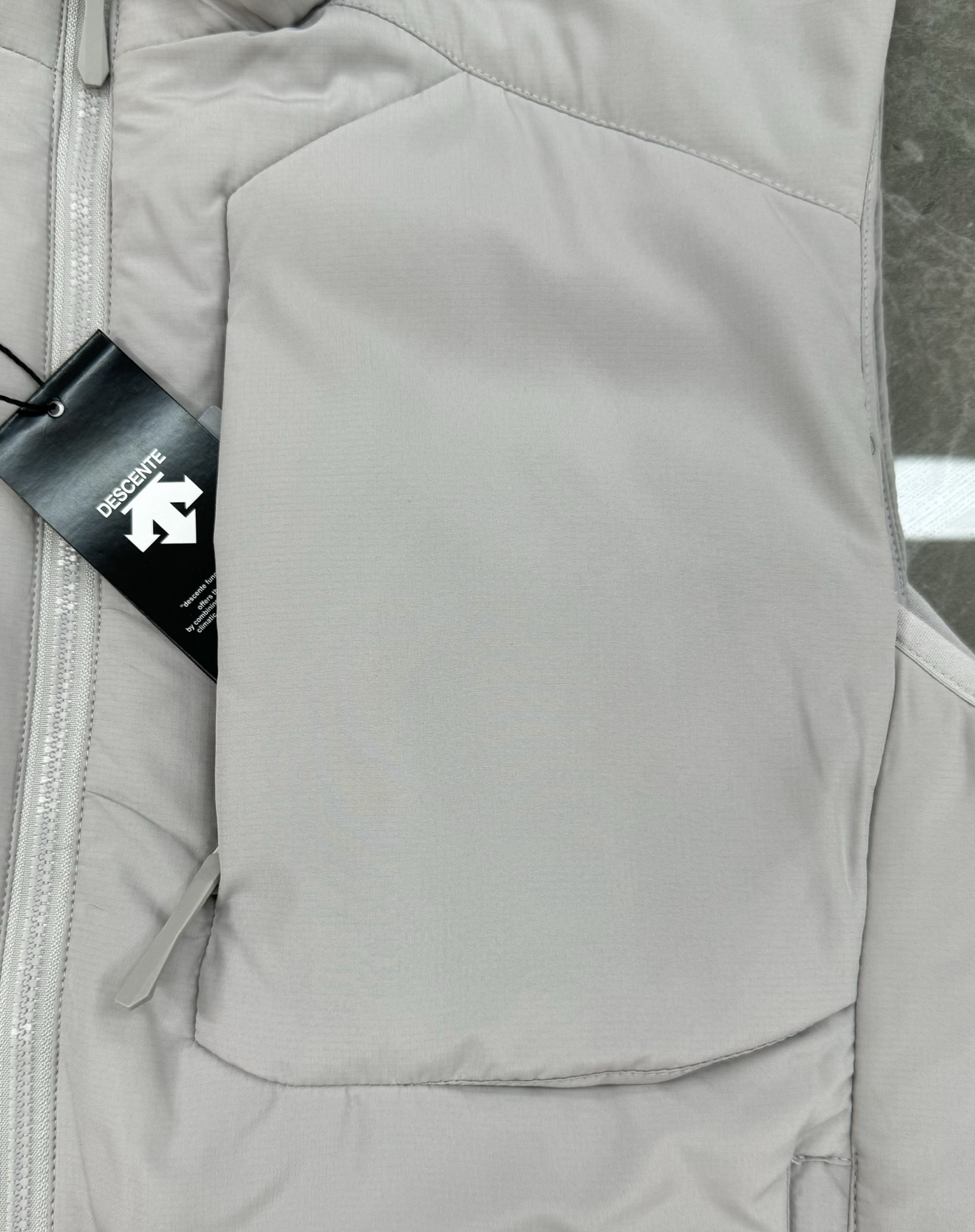 DESCENTE迪桑特25s新款棉马甲，采用Primaloft®P棉填充，轻薄保暖又透气，防风防泼水，四