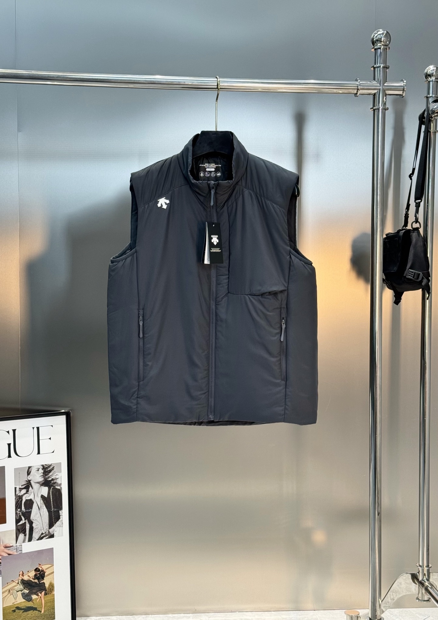 DESCENTE迪桑特25s新款棉马甲，采用Primaloft®P棉填充，轻薄保暖又透气，防风防泼水，四