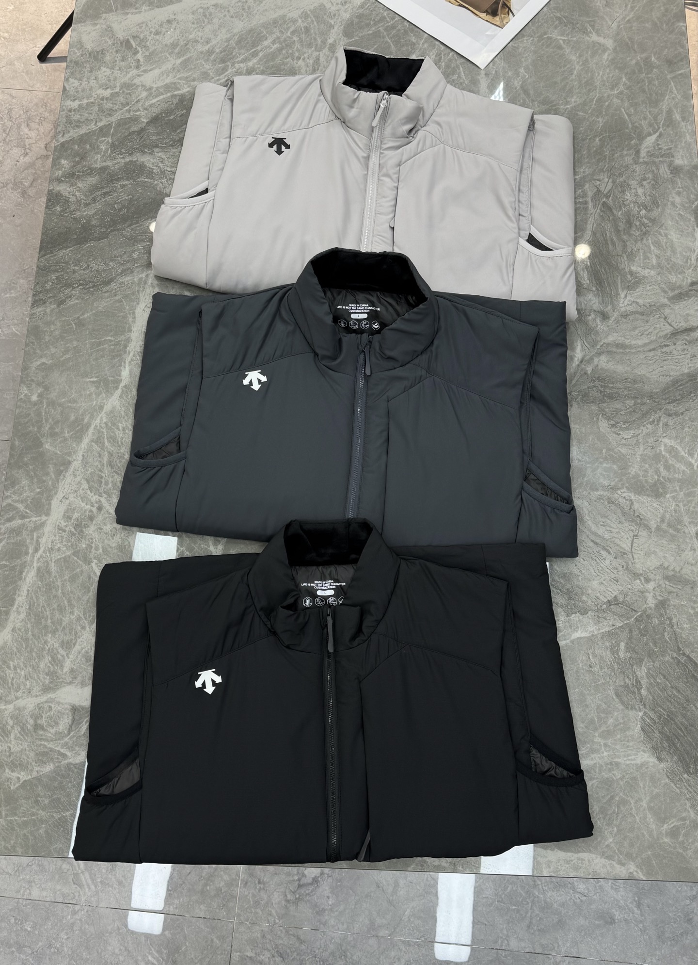 DESCENTE迪桑特25s新款棉马甲，采用Primaloft®P棉填充，轻薄保暖又透气，防风防泼水，四