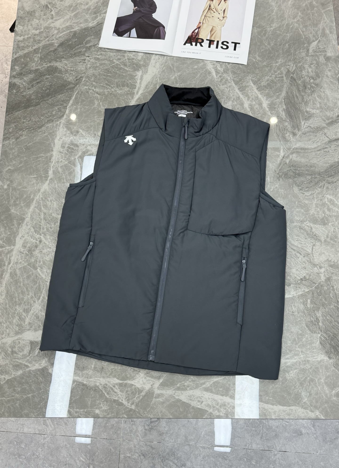 DESCENTE迪桑特25s新款棉马甲，采用Primaloft®P棉填充，轻薄保暖又透气，防风防泼水，四