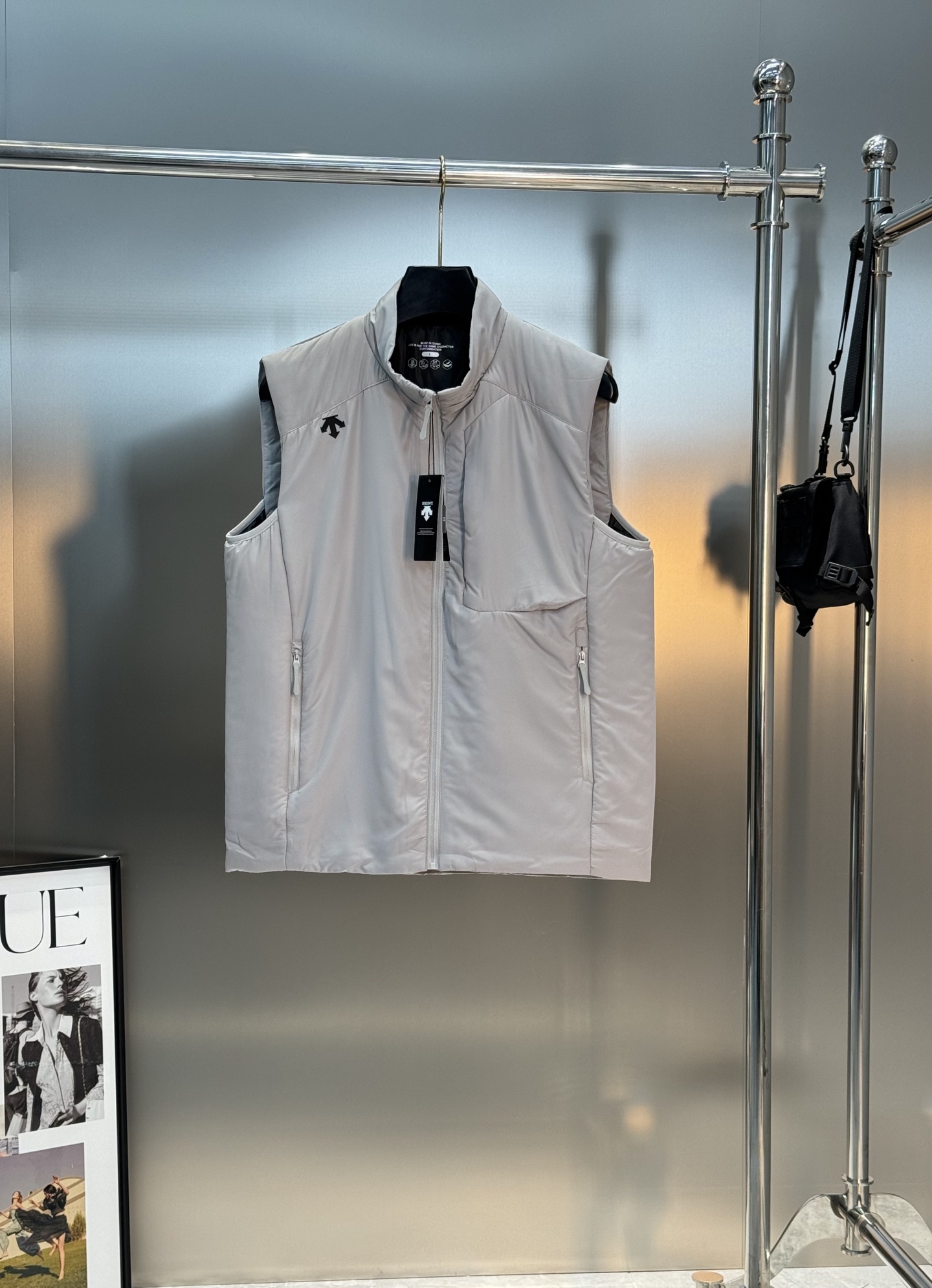 DESCENTE迪桑特25s新款棉马甲，采用Primaloft®P棉填充，轻薄保暖又透气，防风防泼水，四