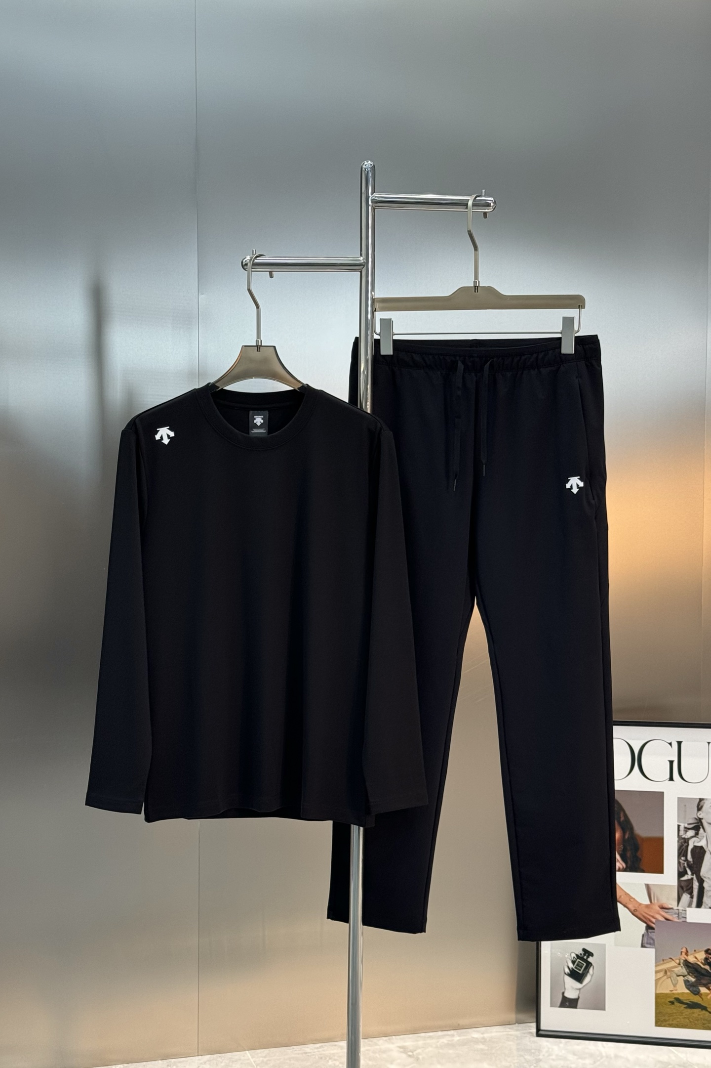 DESCENT*迪桑特RUNNING系列基础款长袖T恤.采用超柔糯莫代尔面料，四向拉伸，柔软舒适.运动时