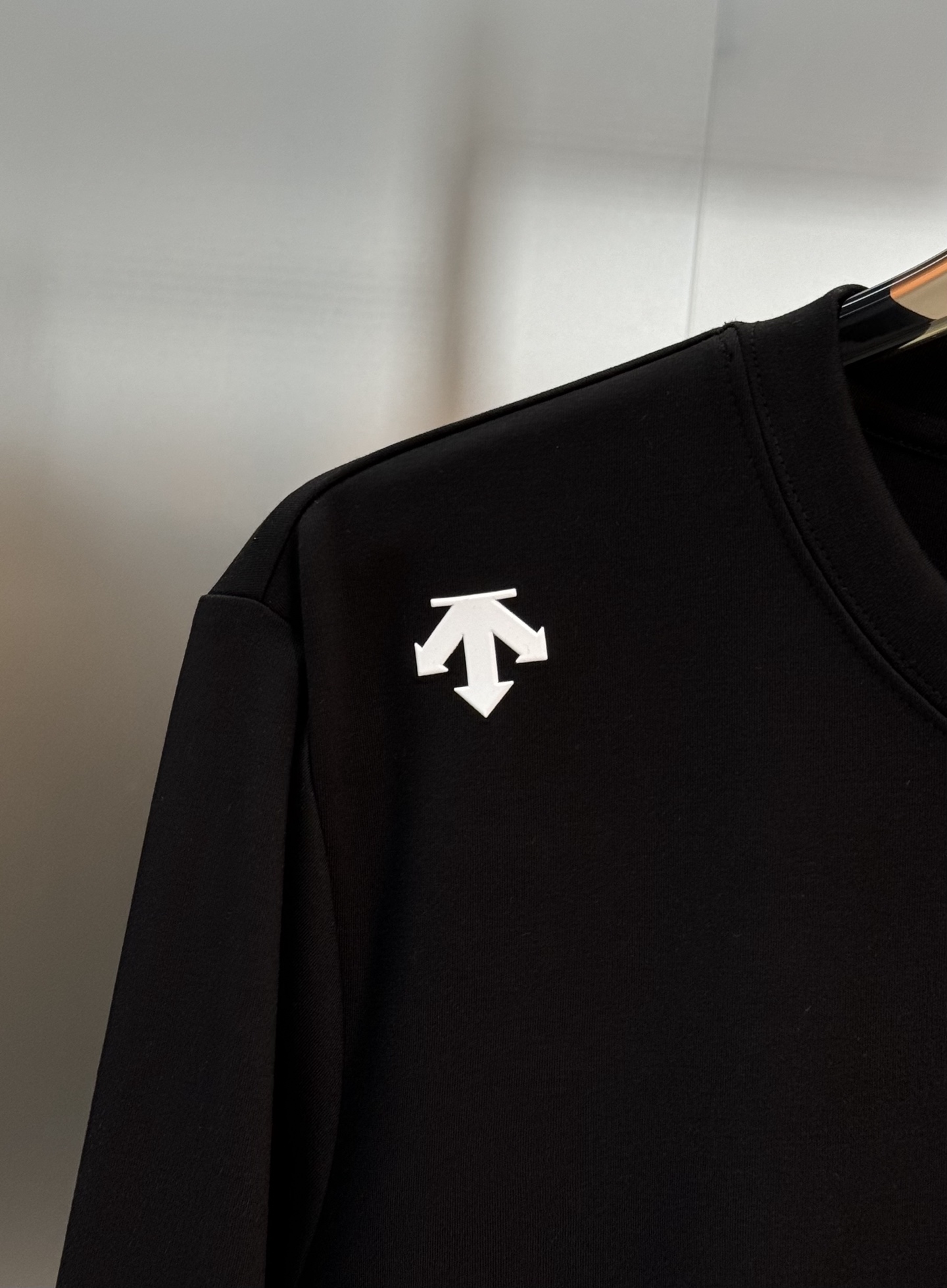 DESCENT*迪桑特RUNNING系列基础款长袖T恤.采用超柔糯莫代尔面料，四向拉伸，柔软舒适.运动时