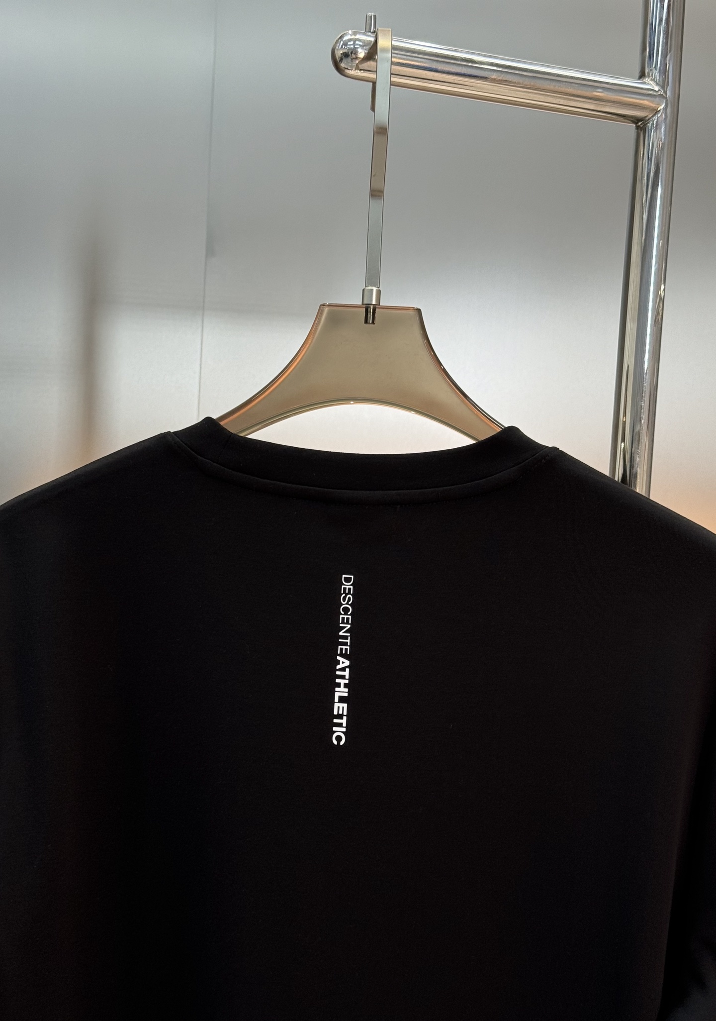 DESCENT*迪桑特RUNNING系列基础款长袖T恤.采用超柔糯莫代尔面料，四向拉伸，柔软舒适.运动时