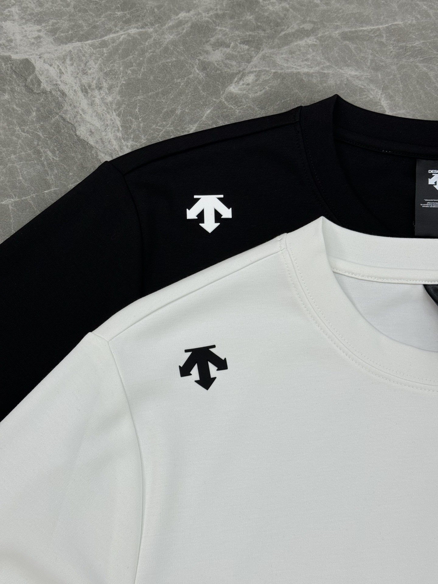 DESCENT*迪桑特RUNNING系列基础款长袖T恤.采用超柔糯莫代尔面料，四向拉伸，柔软舒适.运动时