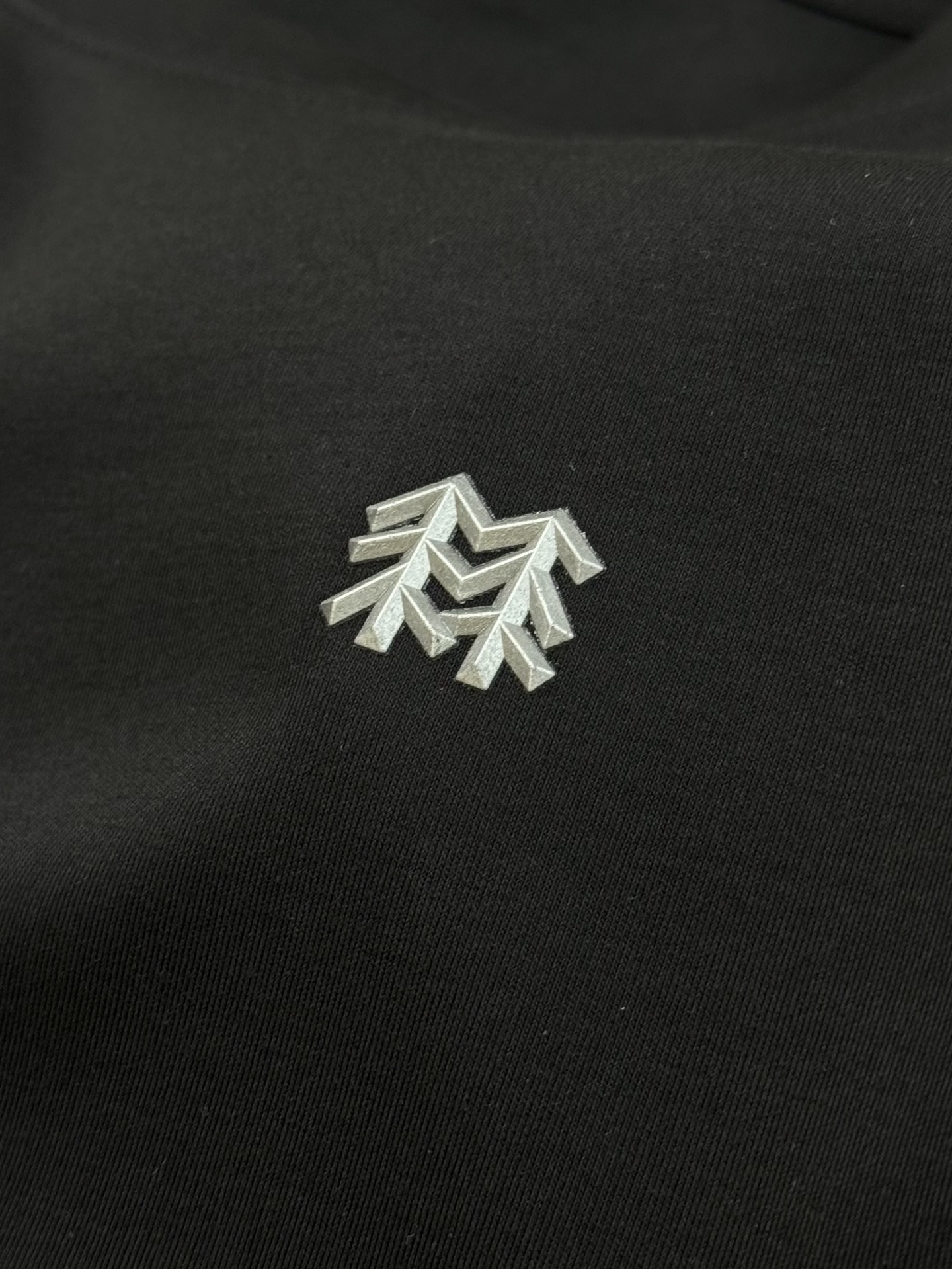 KOLONSPORT可隆25s新款男士长袖T恤，简约圆领设计，主打运动休闲风。高克重莫代尔棉面料，柔软细