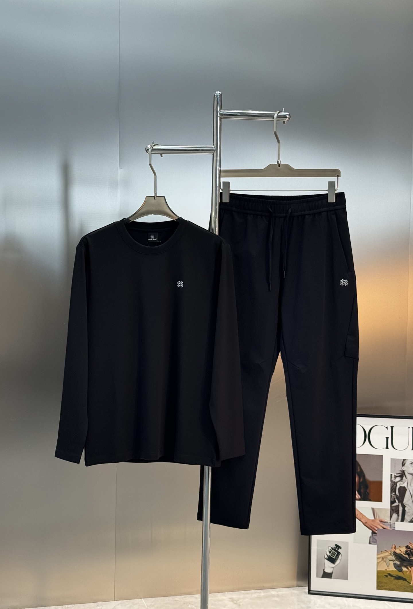 KOLONSPORT可隆25s新款男士长袖T恤，简约圆领设计，主打运动休闲风。高克重莫代尔棉面料，柔软细